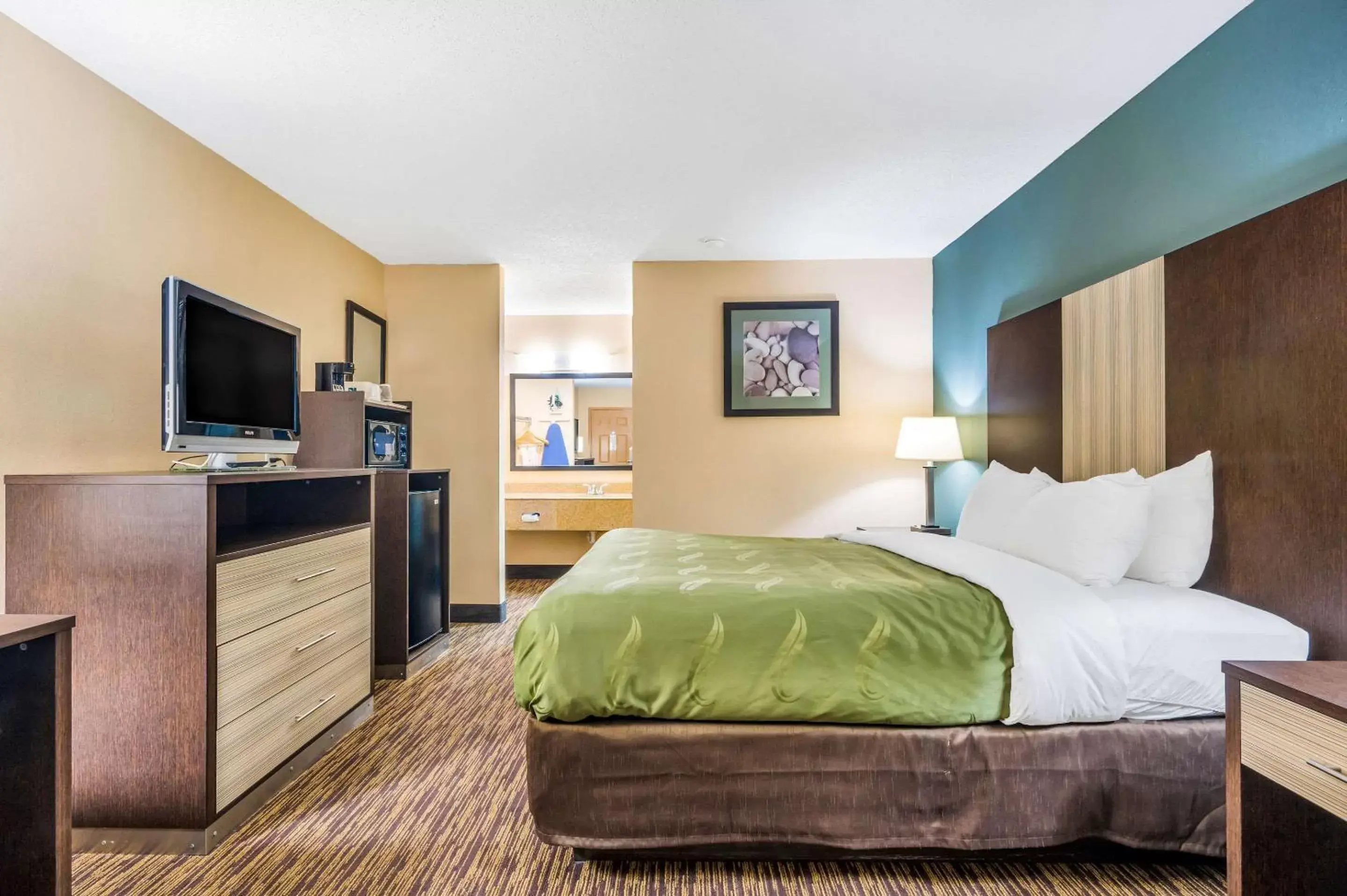 Photo of the whole room, Bed in Quality Inn Cullman I-65 Exit 310 Photo of the whole room, Bed in Quality Inn Cullman I-65 Exit 310