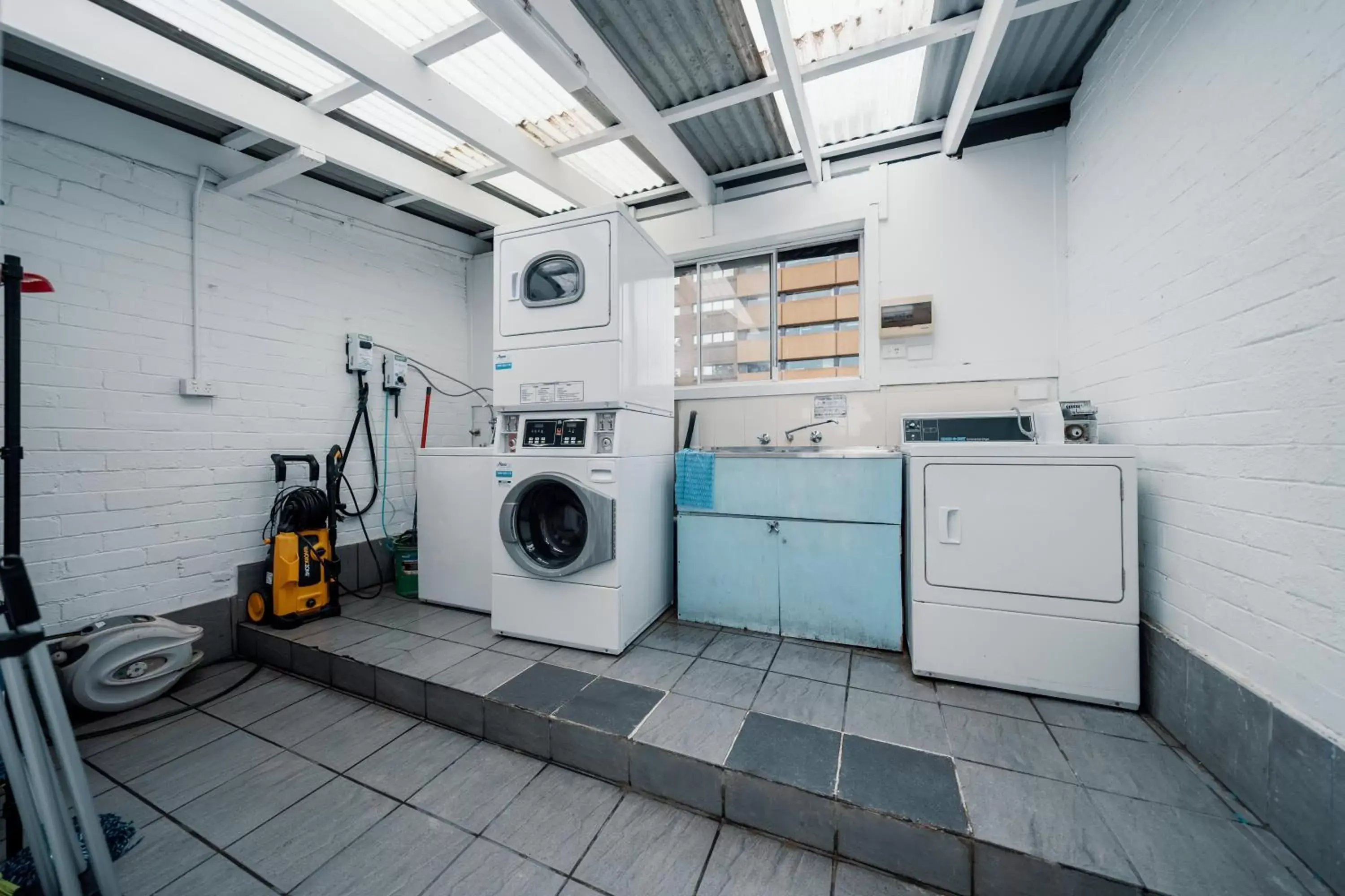 washing machine, Kitchen/Kitchenette in Cozy M Hotel