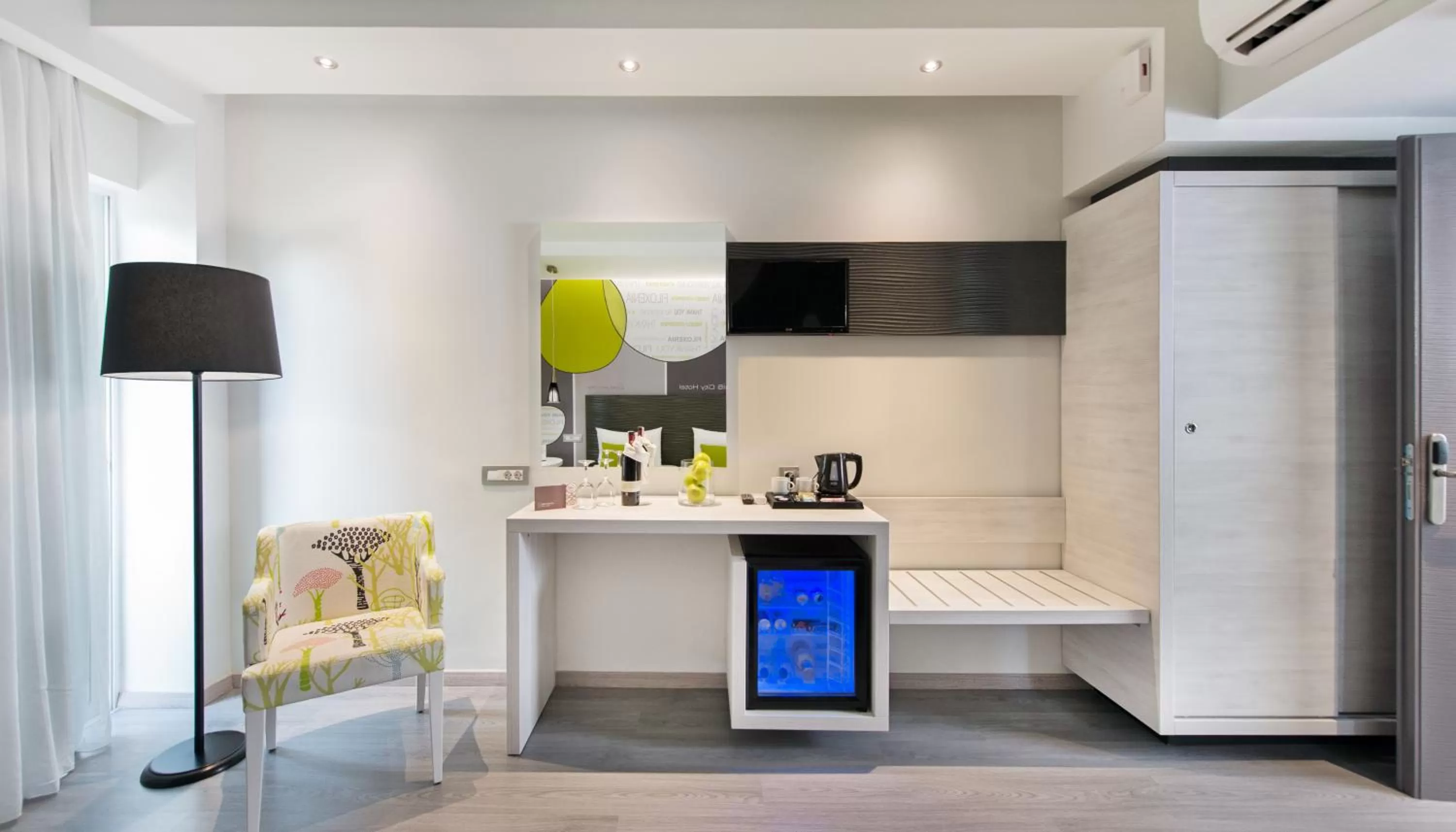 Coffee/tea facilities in Semiramis City Hotel