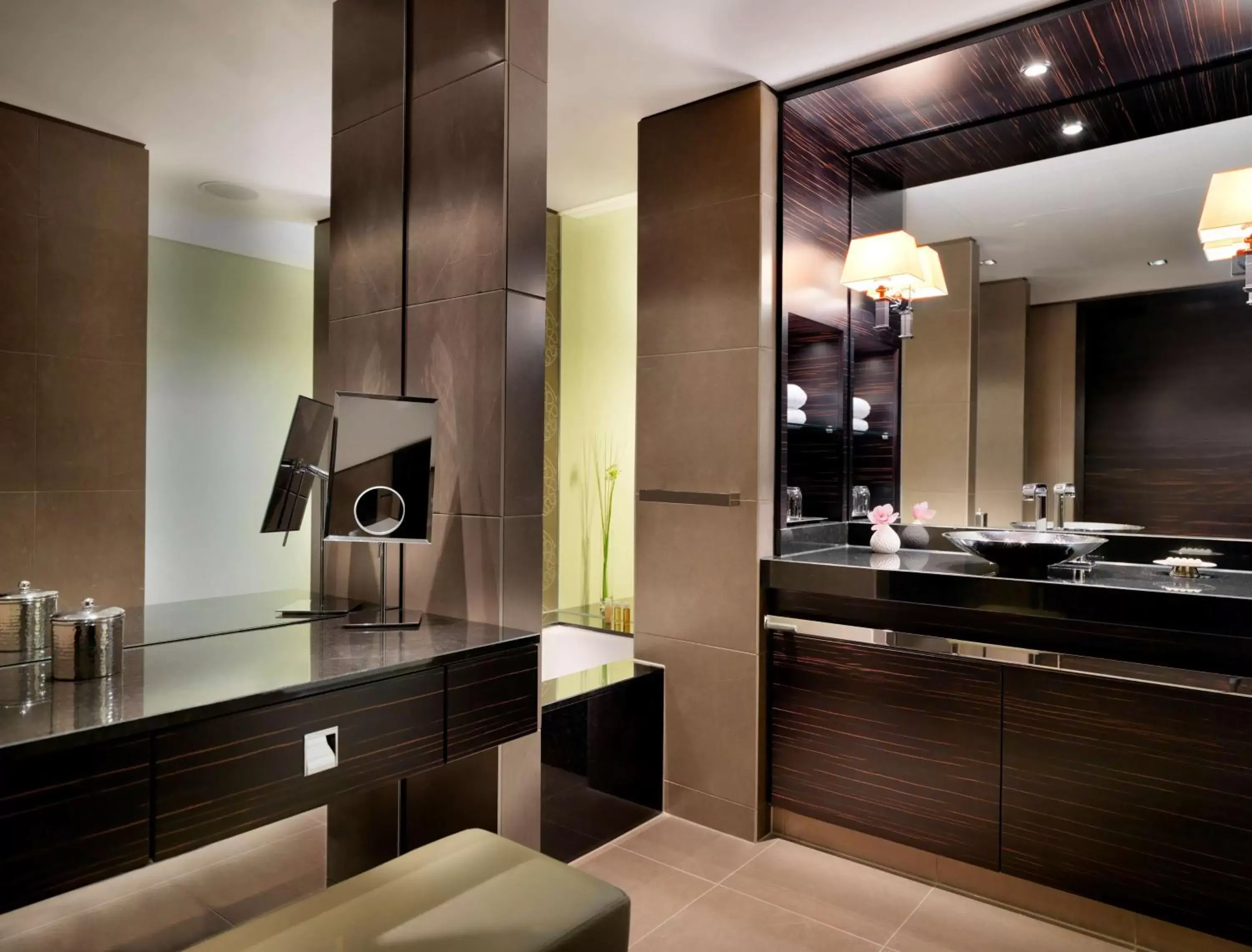 Bathroom, Kitchen/Kitchenette in Hyatt Regency Dusseldorf