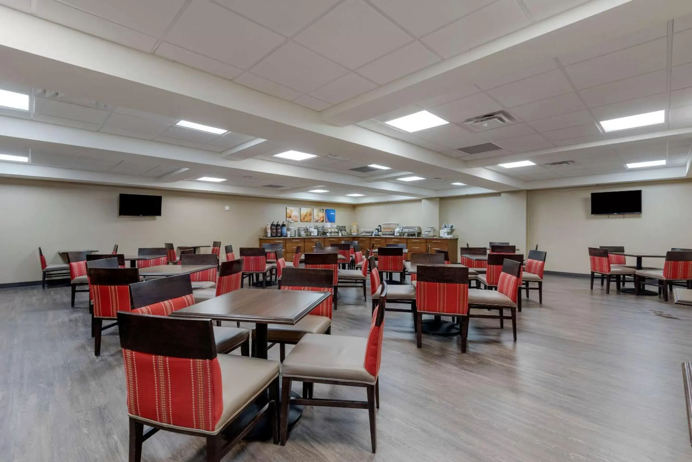 Breakfast, Restaurant/Places to Eat in Comfort Inn The Pointe