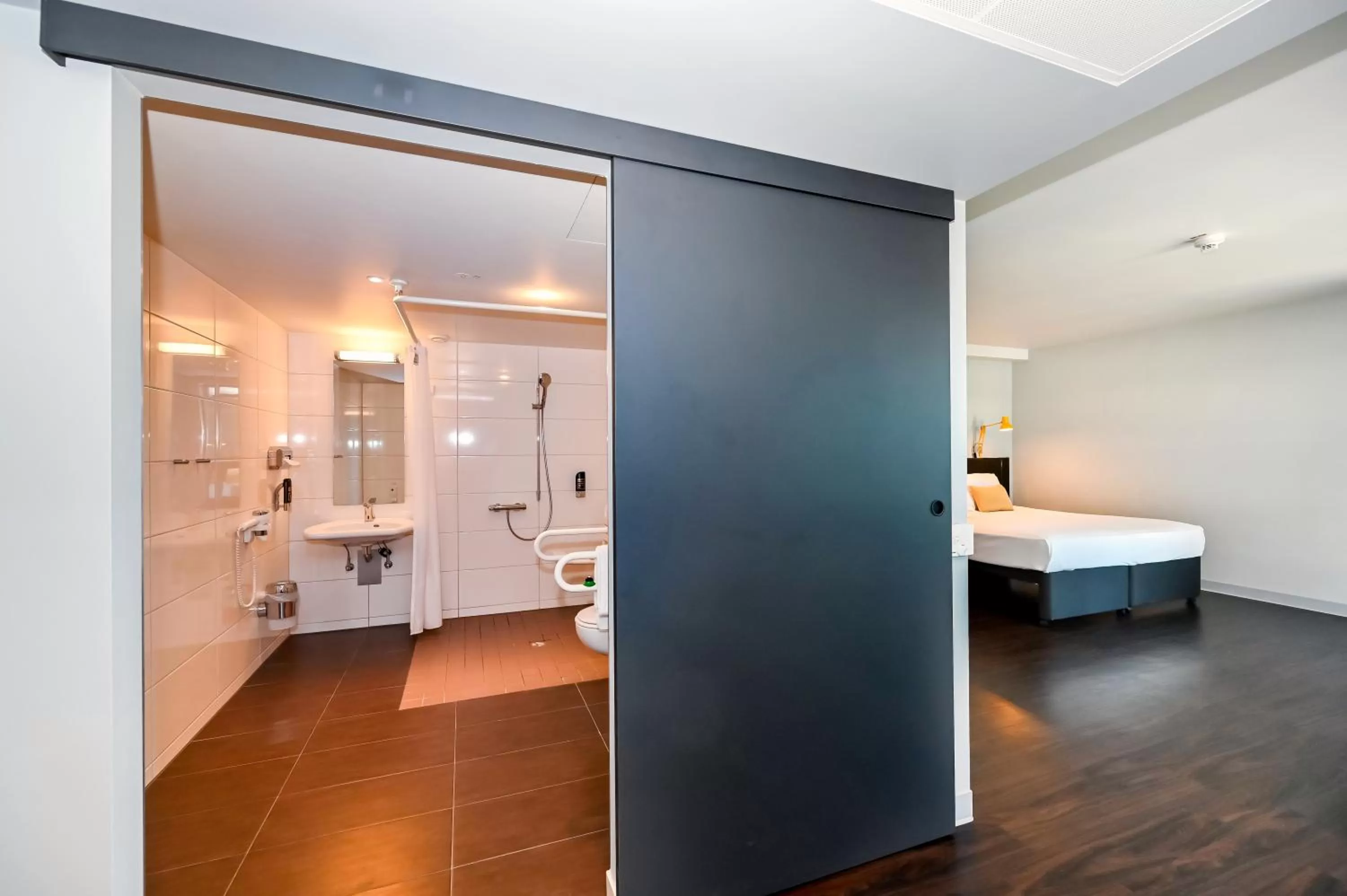 Shower, Bed in Staycity Aparthotels Heidelberg