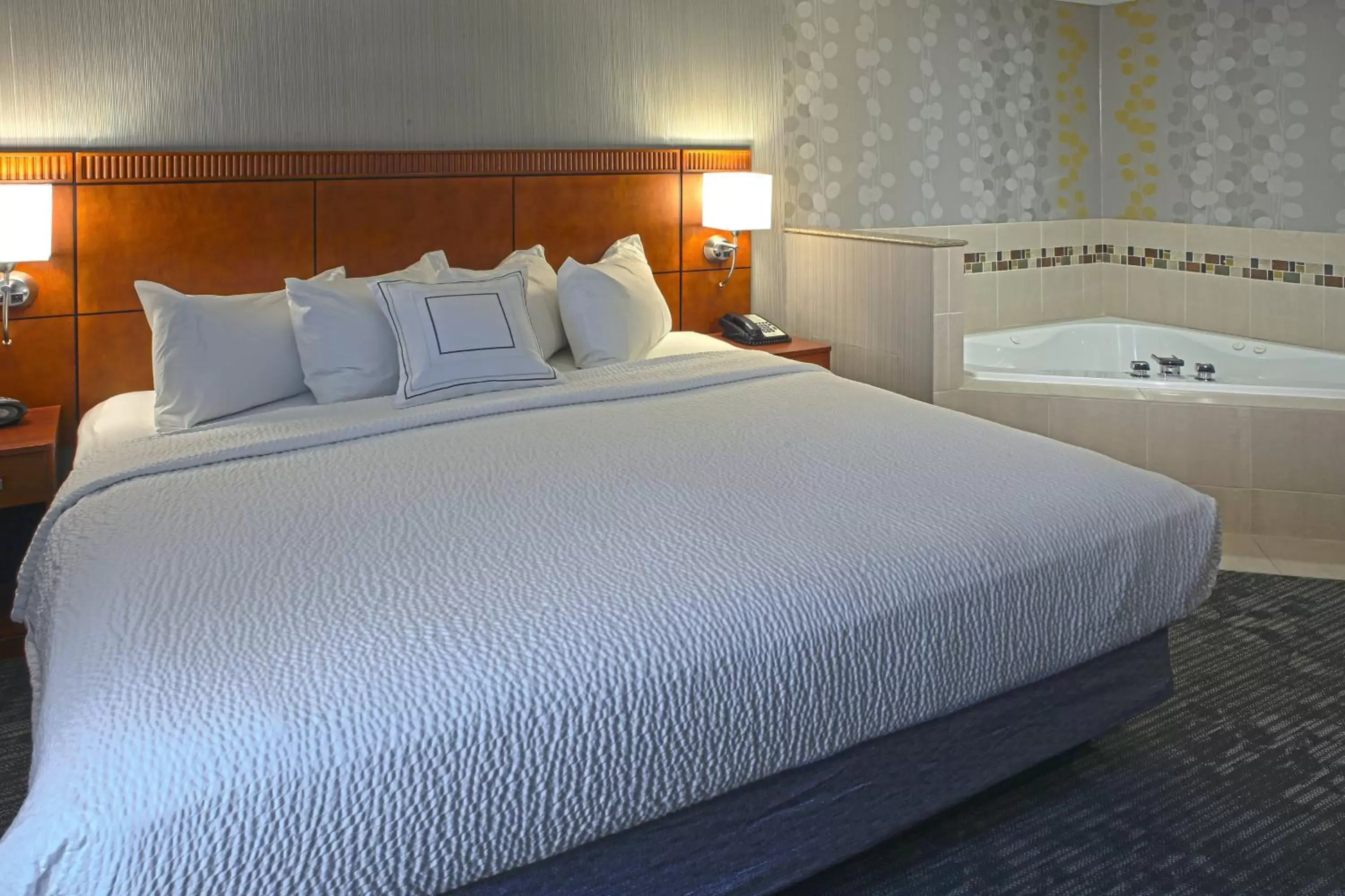 Swimming pool, Bed in Courtyard by Marriott Hamilton