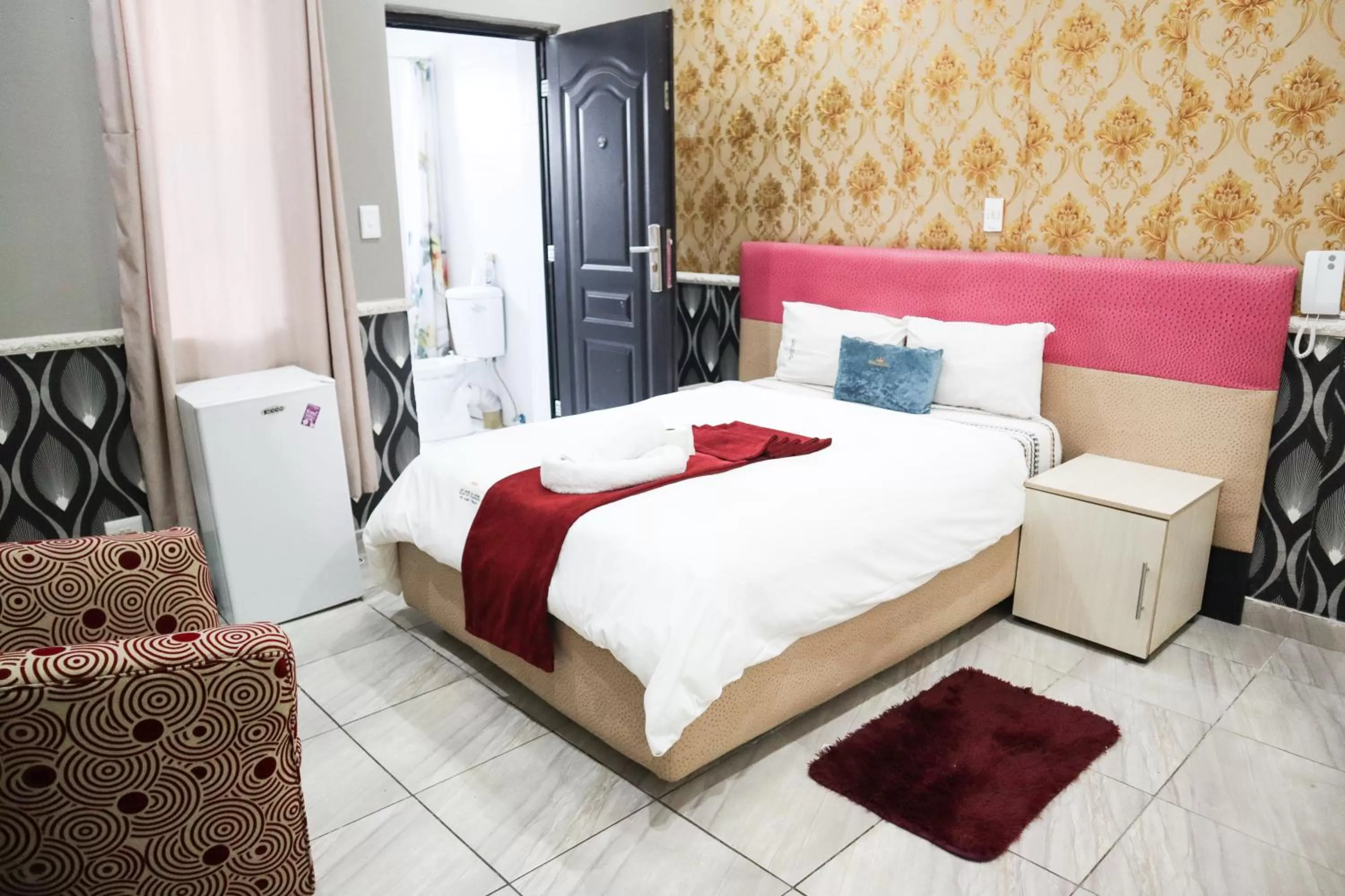 Bedroom, Bed in Gold Crown International Hotel Johannesburg