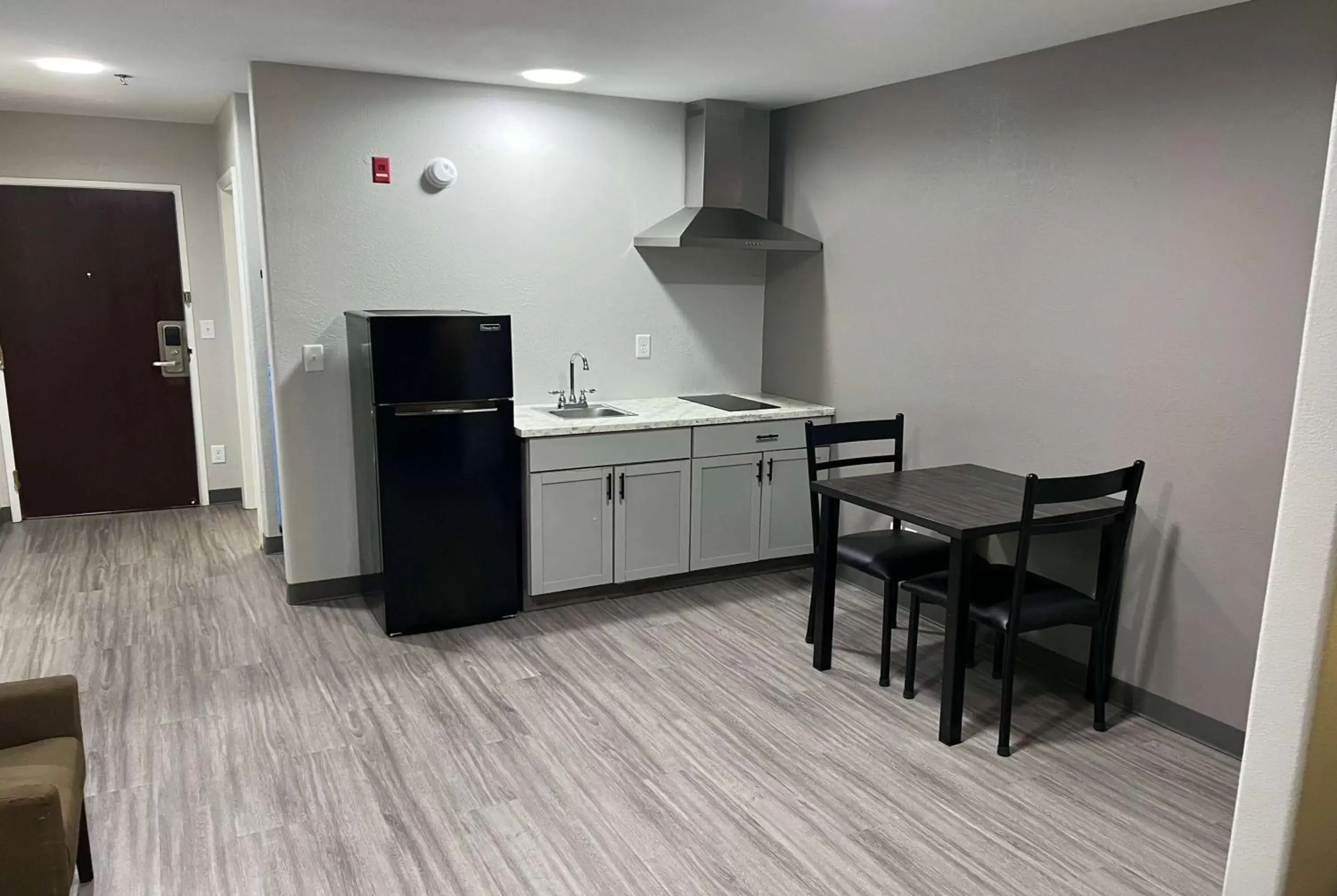 Photo of the whole room, Kitchen/Kitchenette in Super 8 by Wyndham Lake Charles/Sulphur