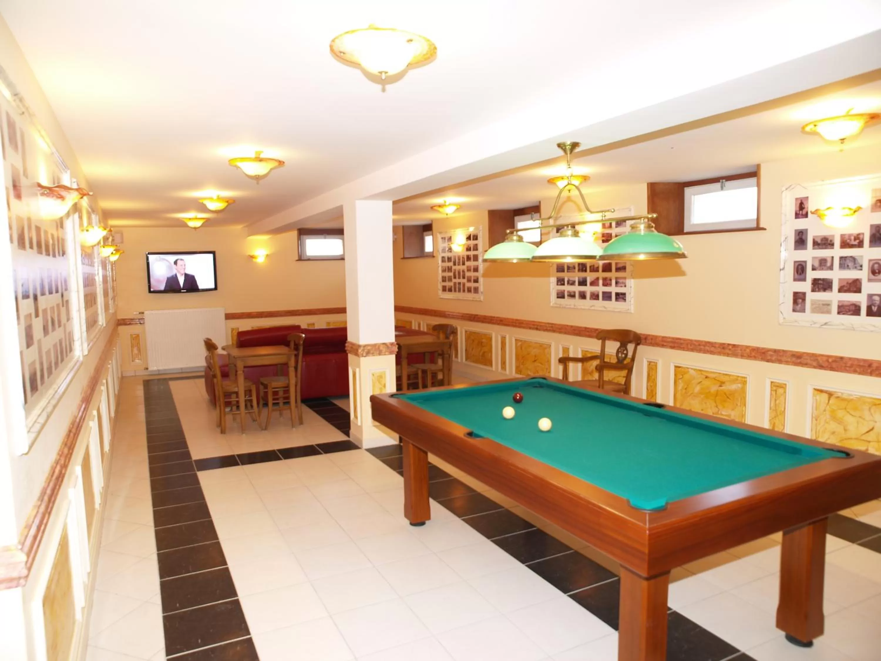 Billiard in Hôtel De Calais