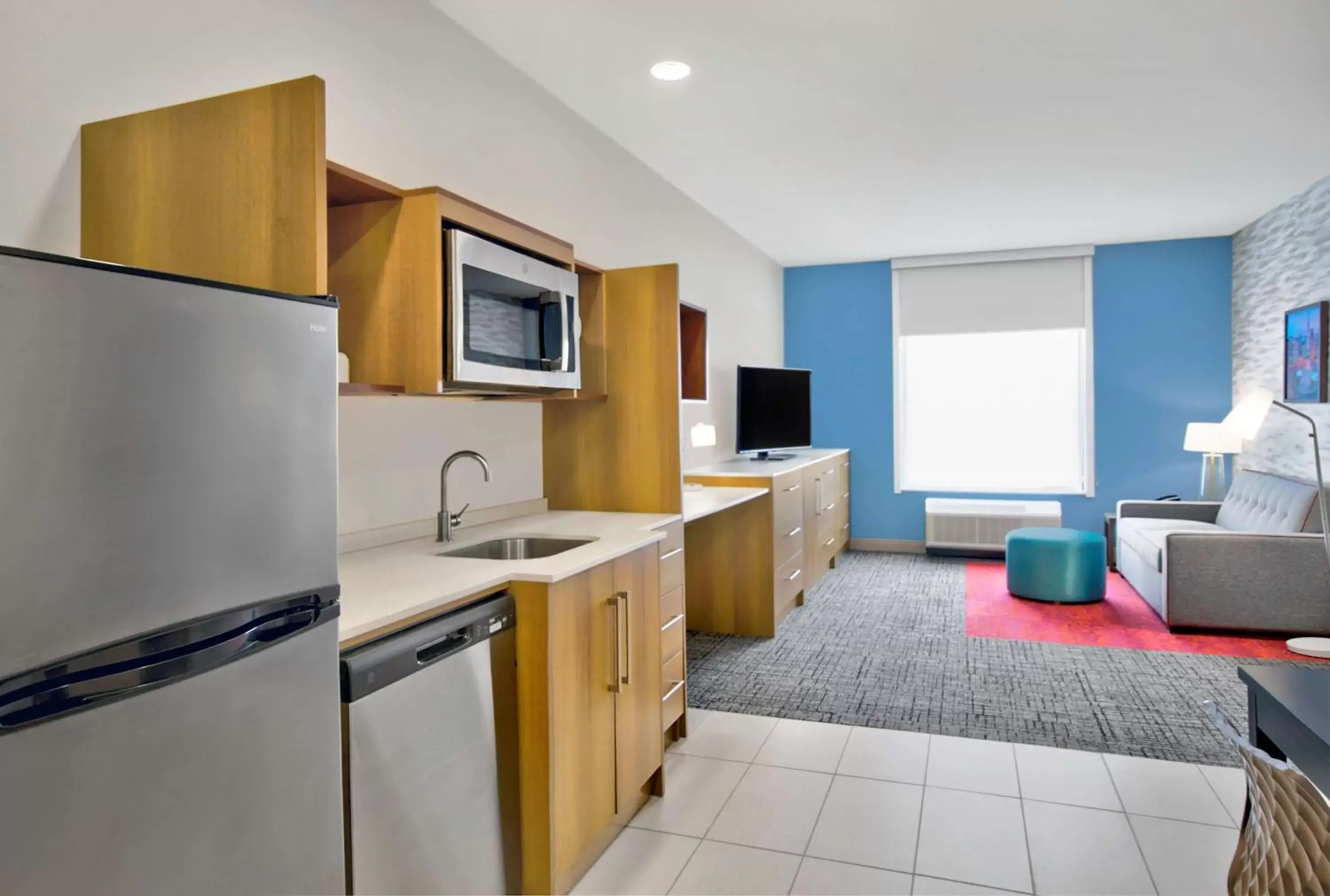 Living room, Kitchen/Kitchenette in Home2 Suites By Hilton Whitestown Indianapolis Nw