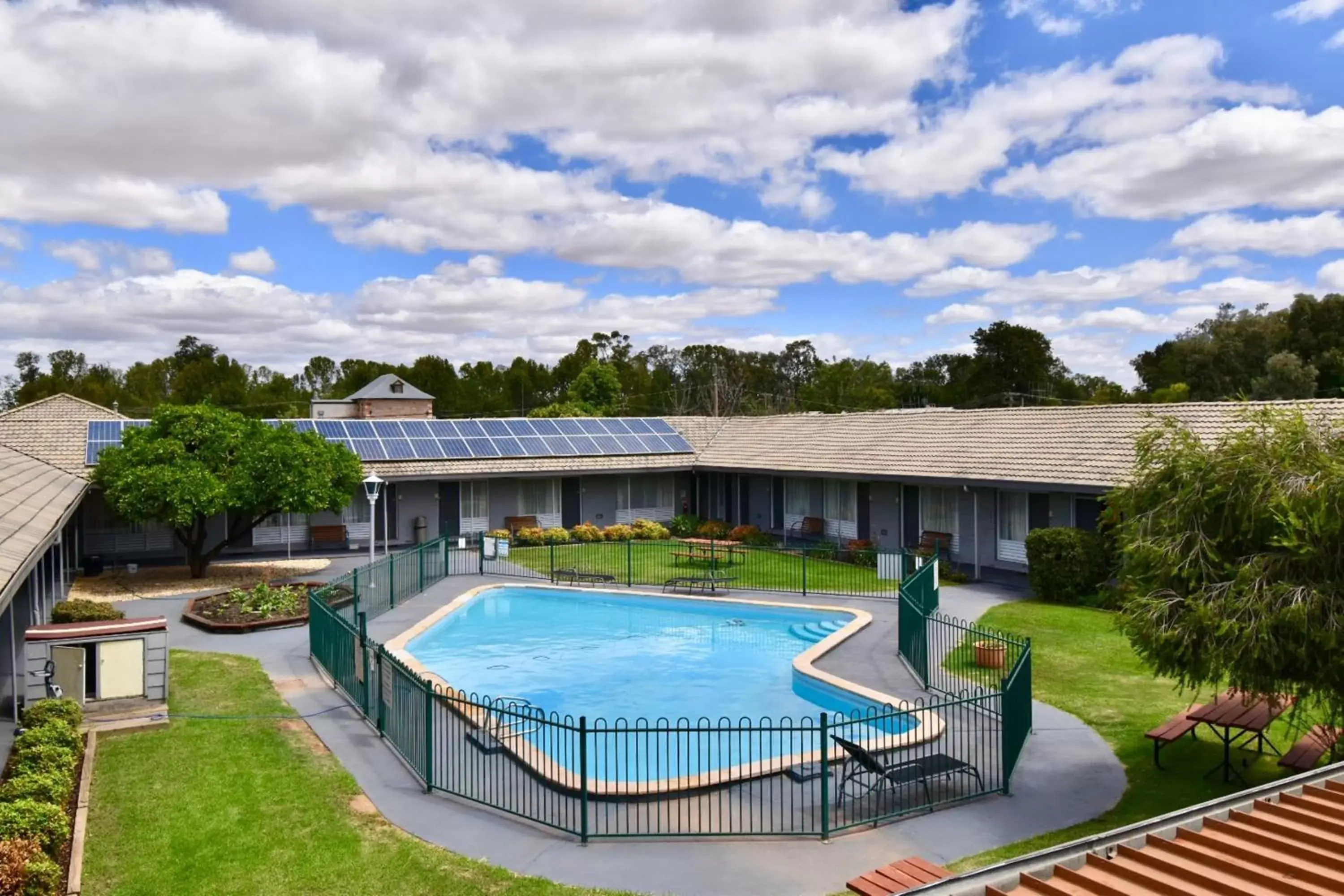 Pool View in Townhouse Motel Cowra