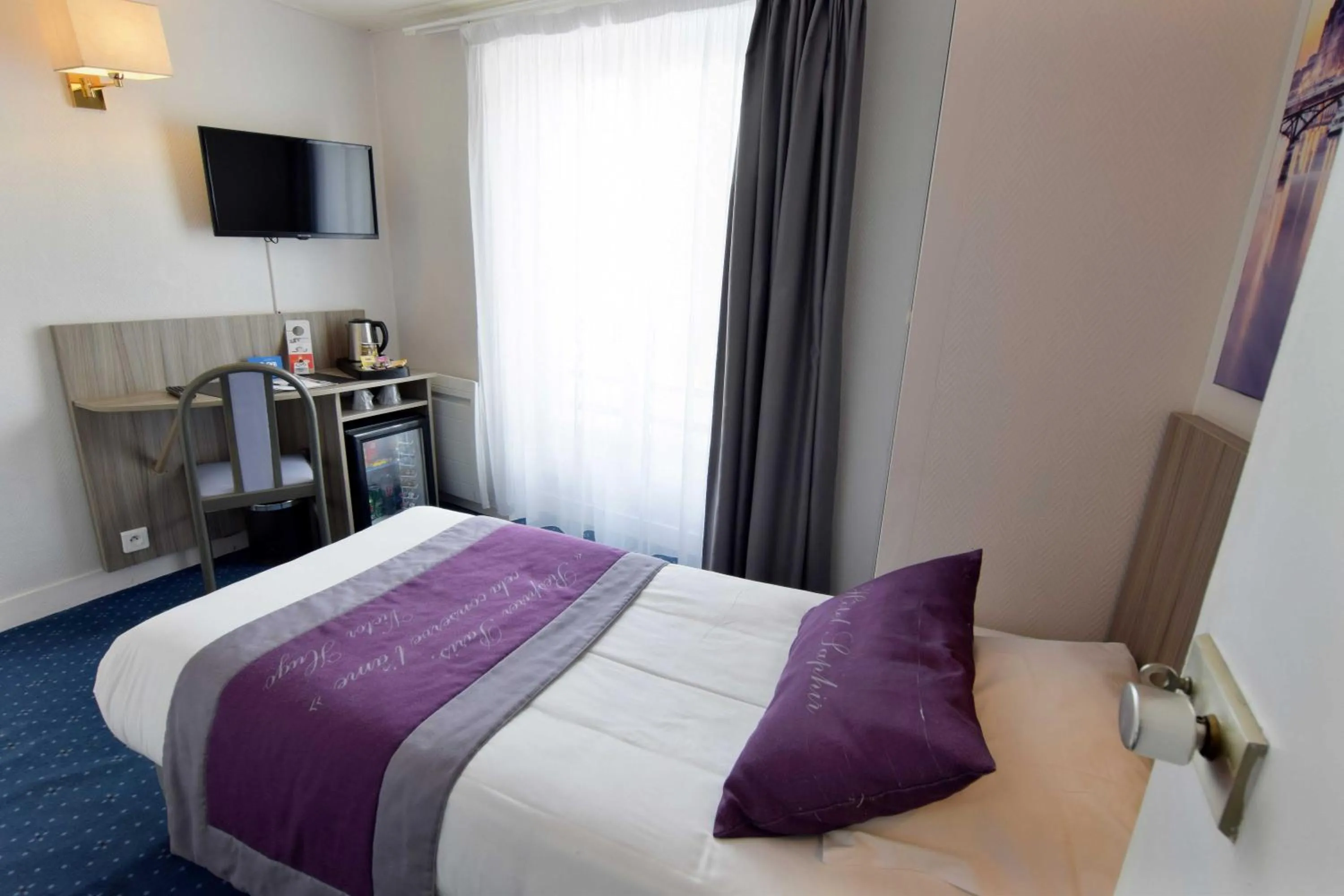 Bedroom, Bed in Saphir Grenelle
