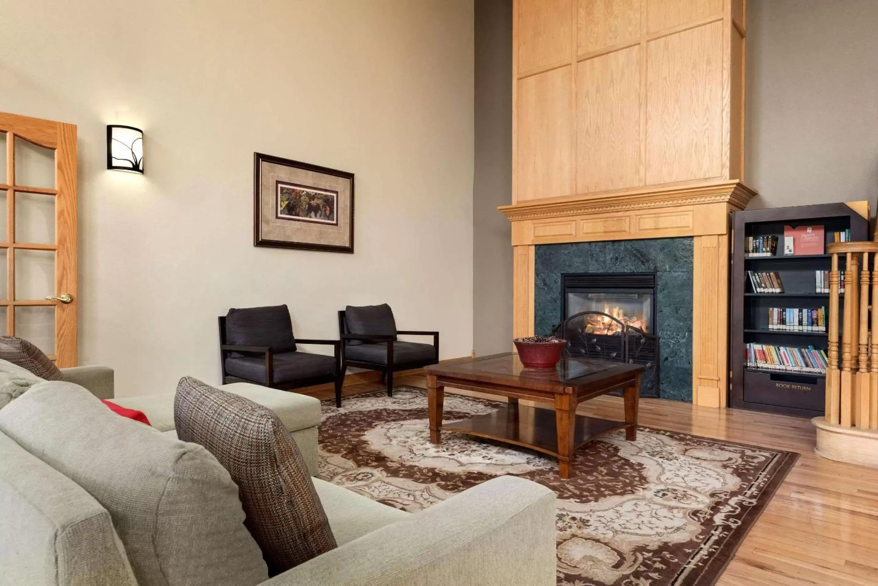 Lobby or reception, Seating Area in Country Inn & Suites by Radisson, Milwaukee Airport, WI