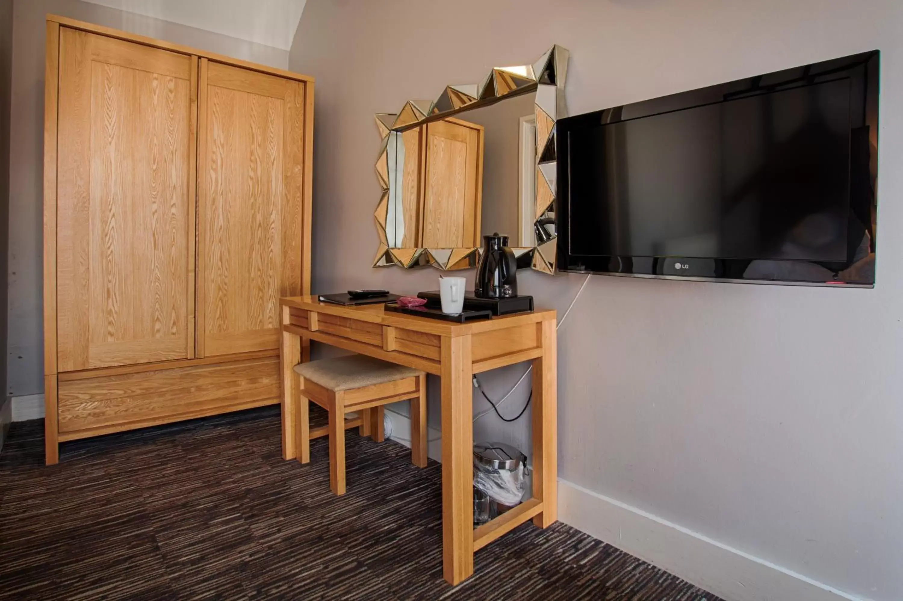 Bedroom, TV/Entertainment Center in The Saracens Head Hotel
