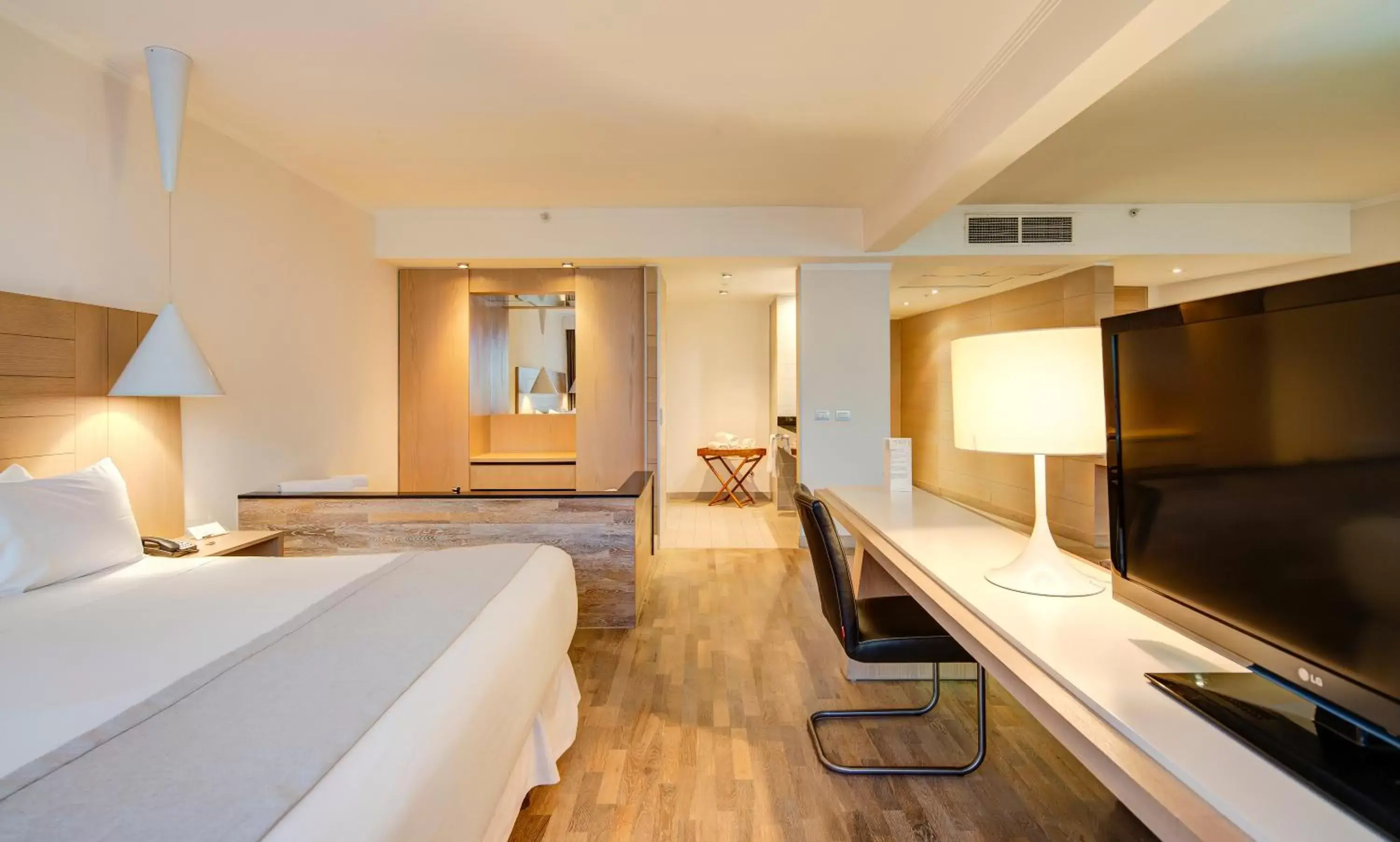 Bed, TV/Entertainment Center in Wyndham Concepcion Pettra