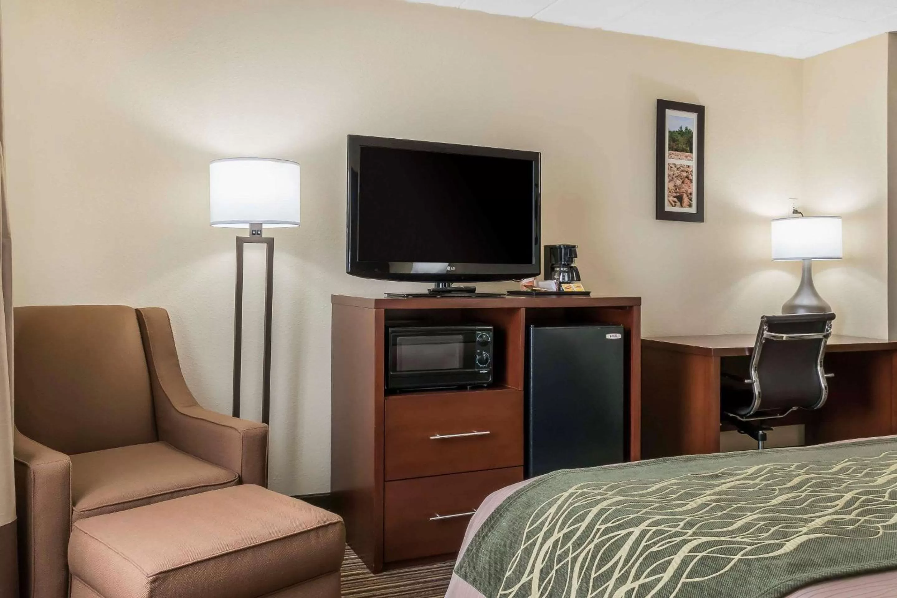 Photo of the whole room, Bed in Comfort Inn - Pocono Mountains