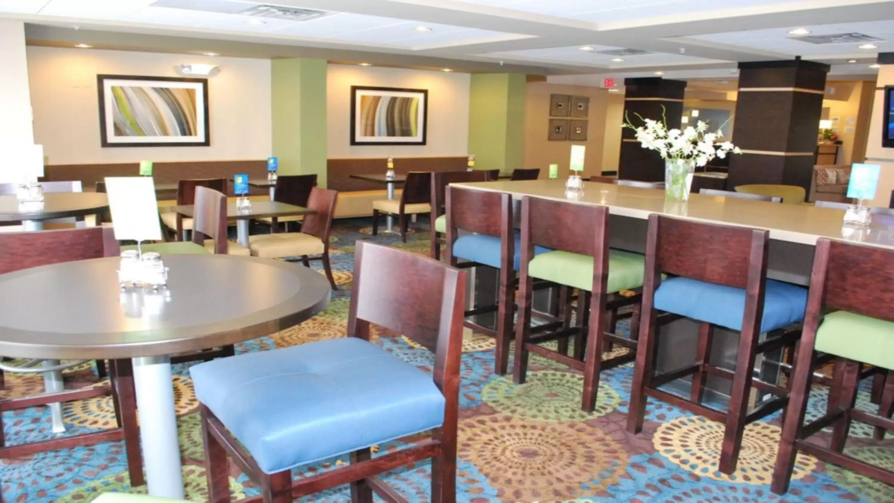 Breakfast, Restaurant/Places to Eat in Holiday Inn Express Bloomington West, an IHG Hotel