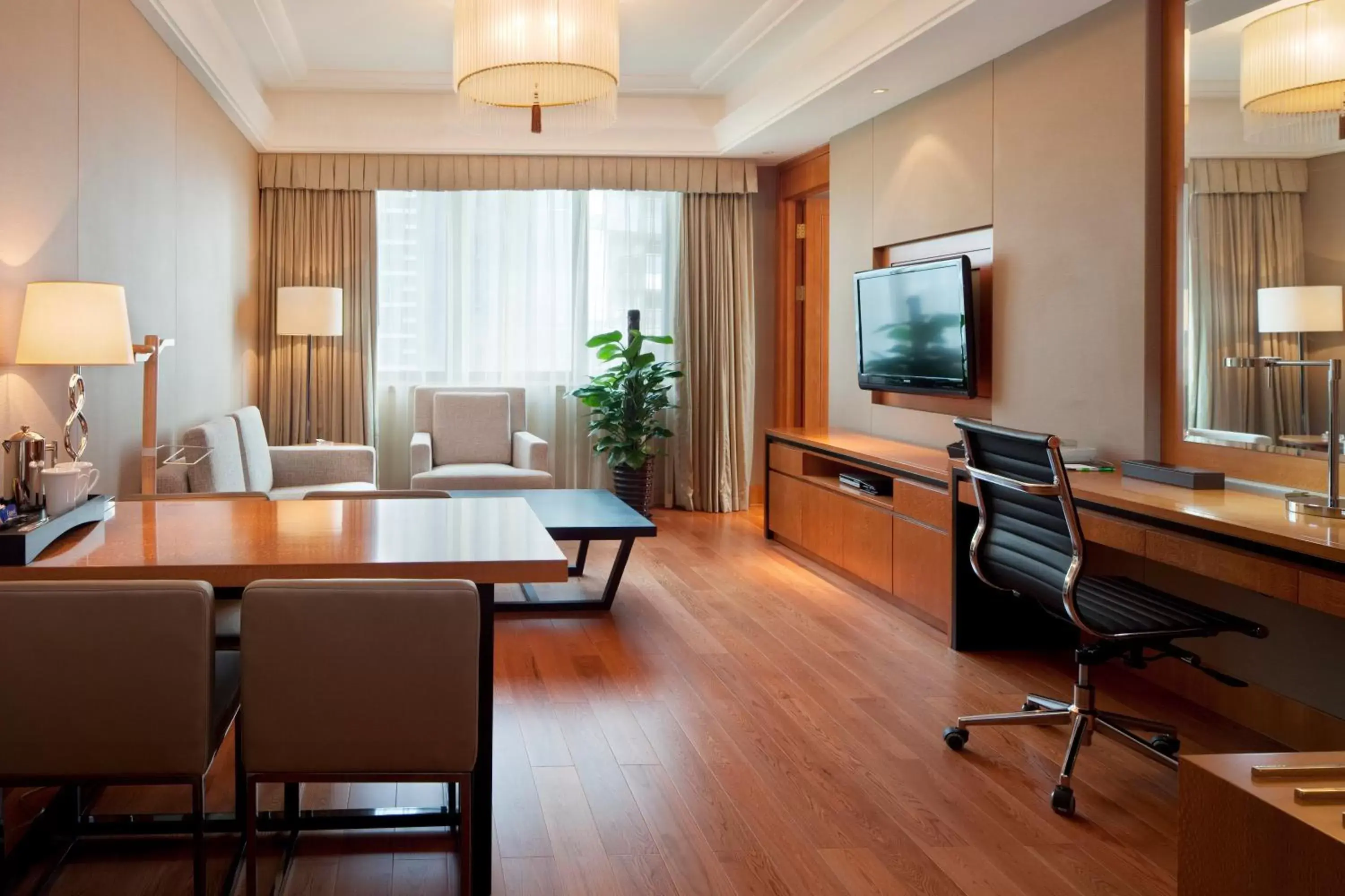 Photo of the whole room, Seating Area in Holiday Inn Hangzhou CBD, an IHG Hotel