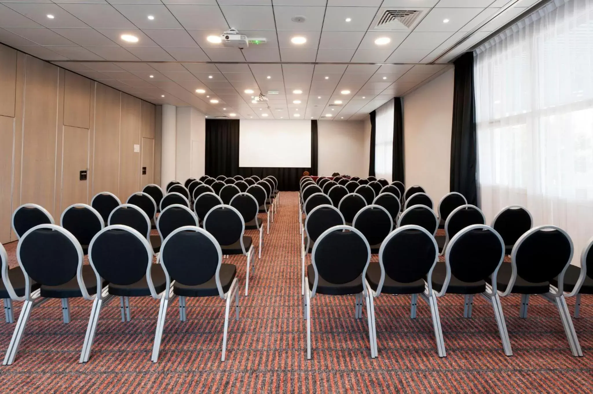 Meeting/conference room in Holiday Inn Toulon City Centre, an IHG Hotel