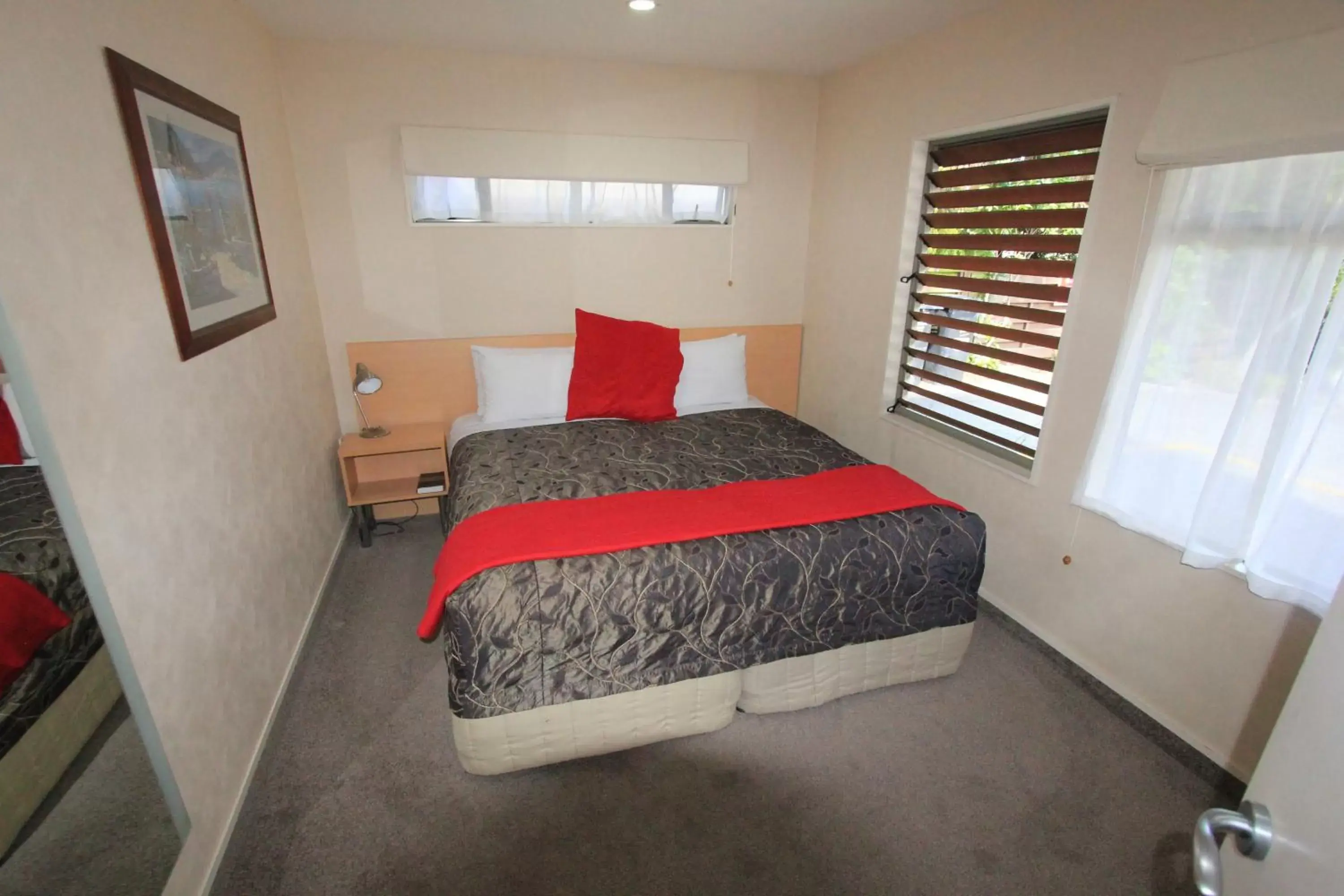 Bedroom, Bed in Voyager Apartments Taupo