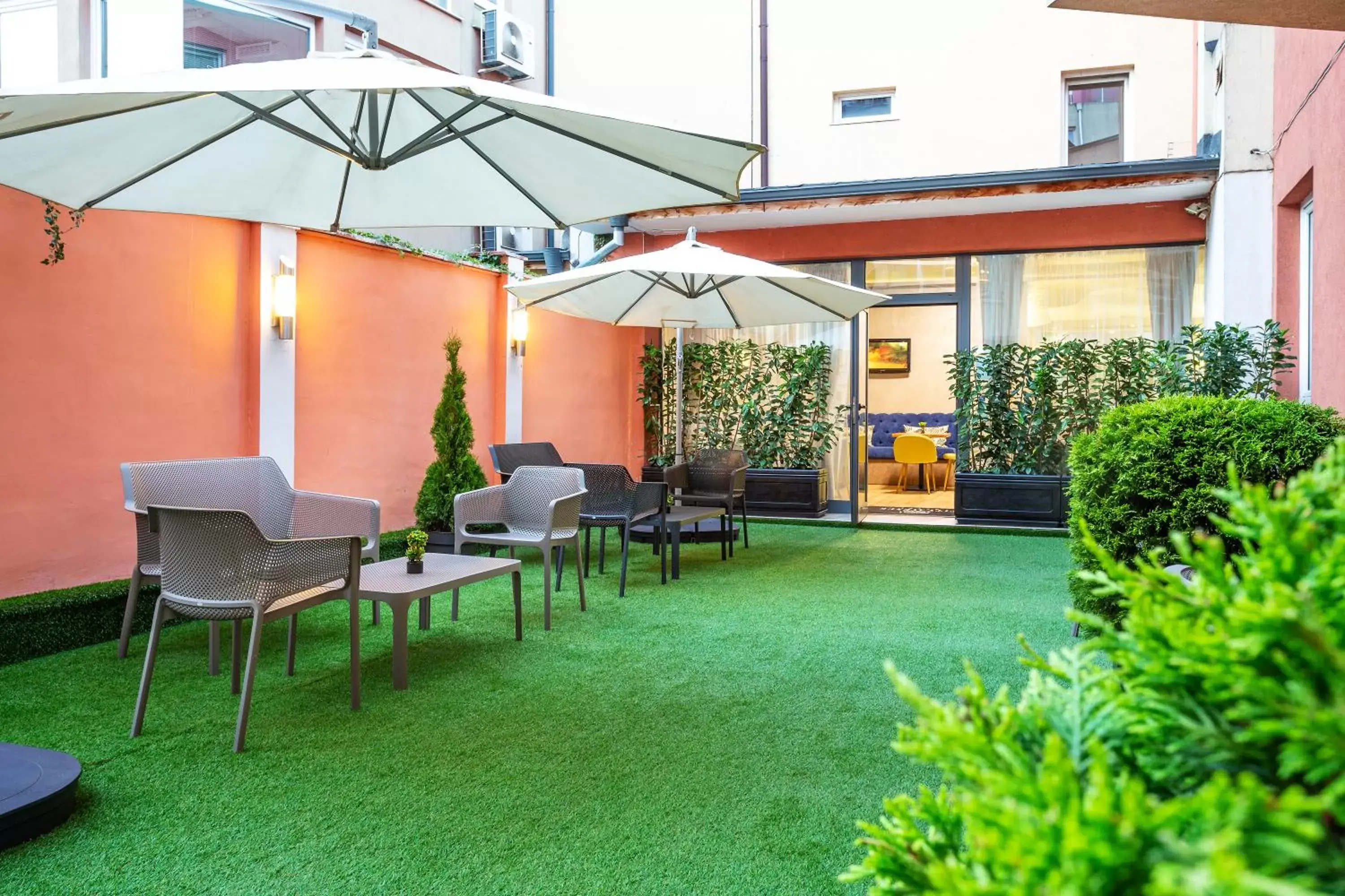 Patio in City Avenue Hotel by HMG