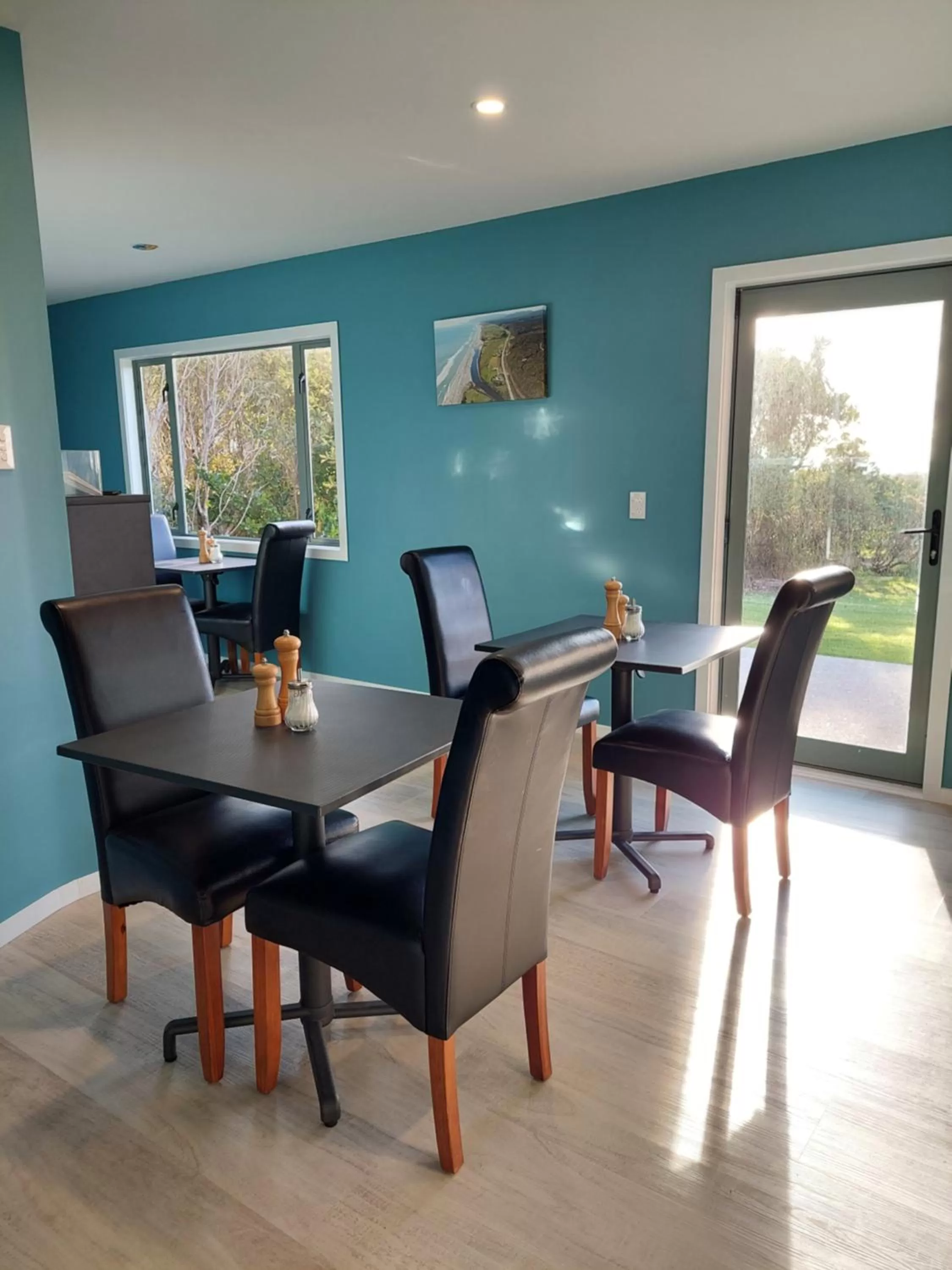 Restaurant/places to eat in Awatuna Sunset Lodge