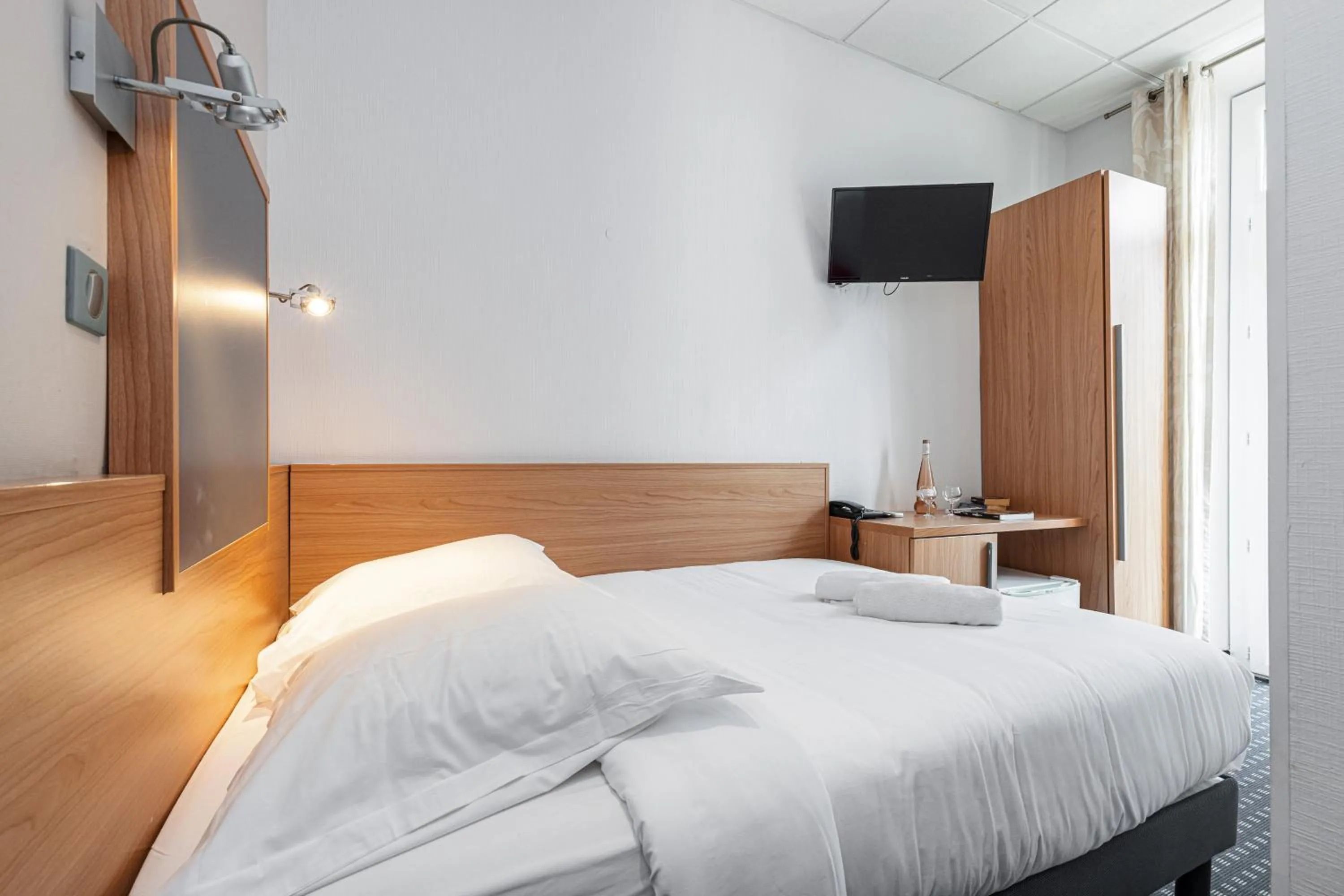 Photo of the whole room in Naomi Cannes