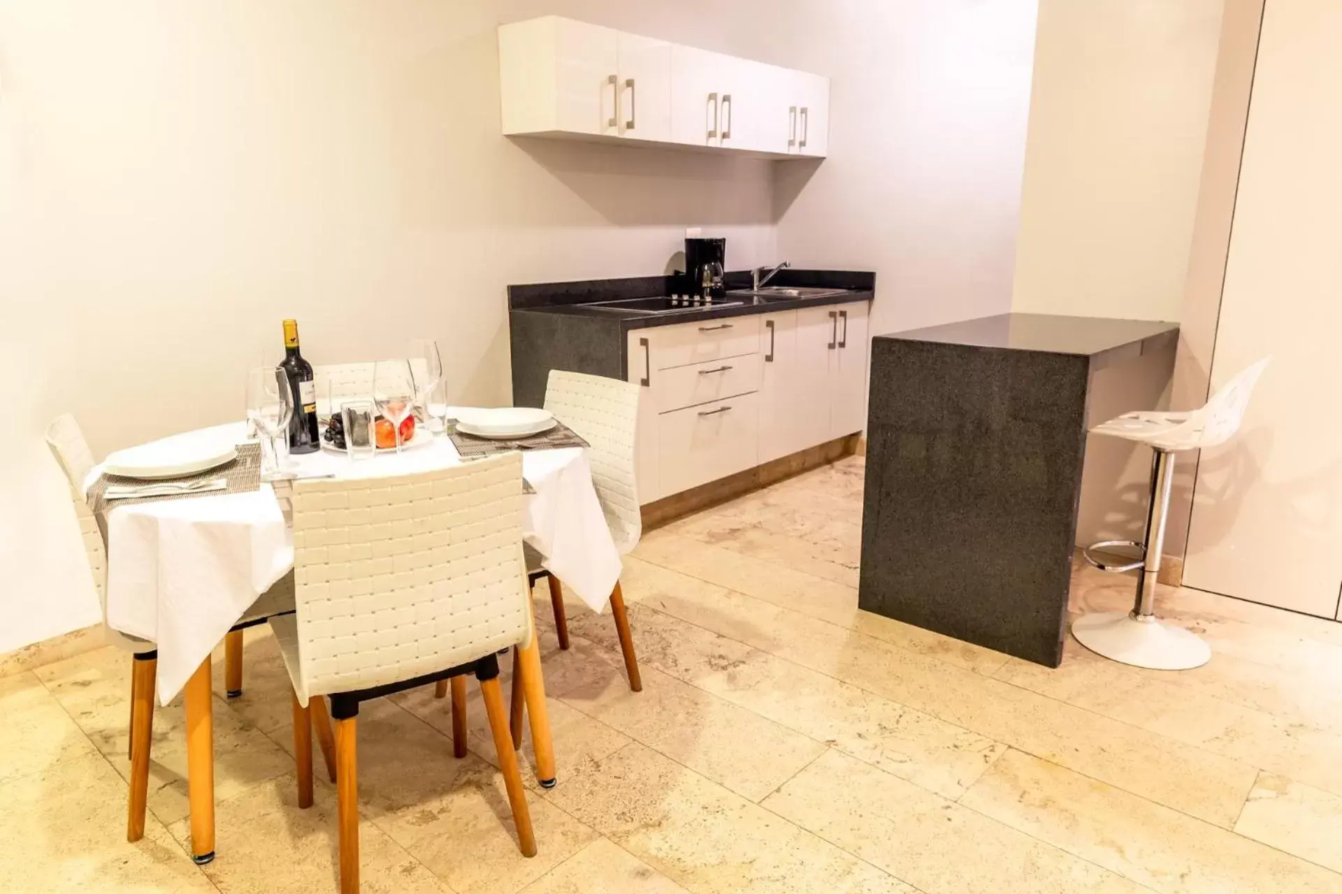 Kitchen or kitchenette, Dining Area in Hotelito del Mar Playa del Carmen