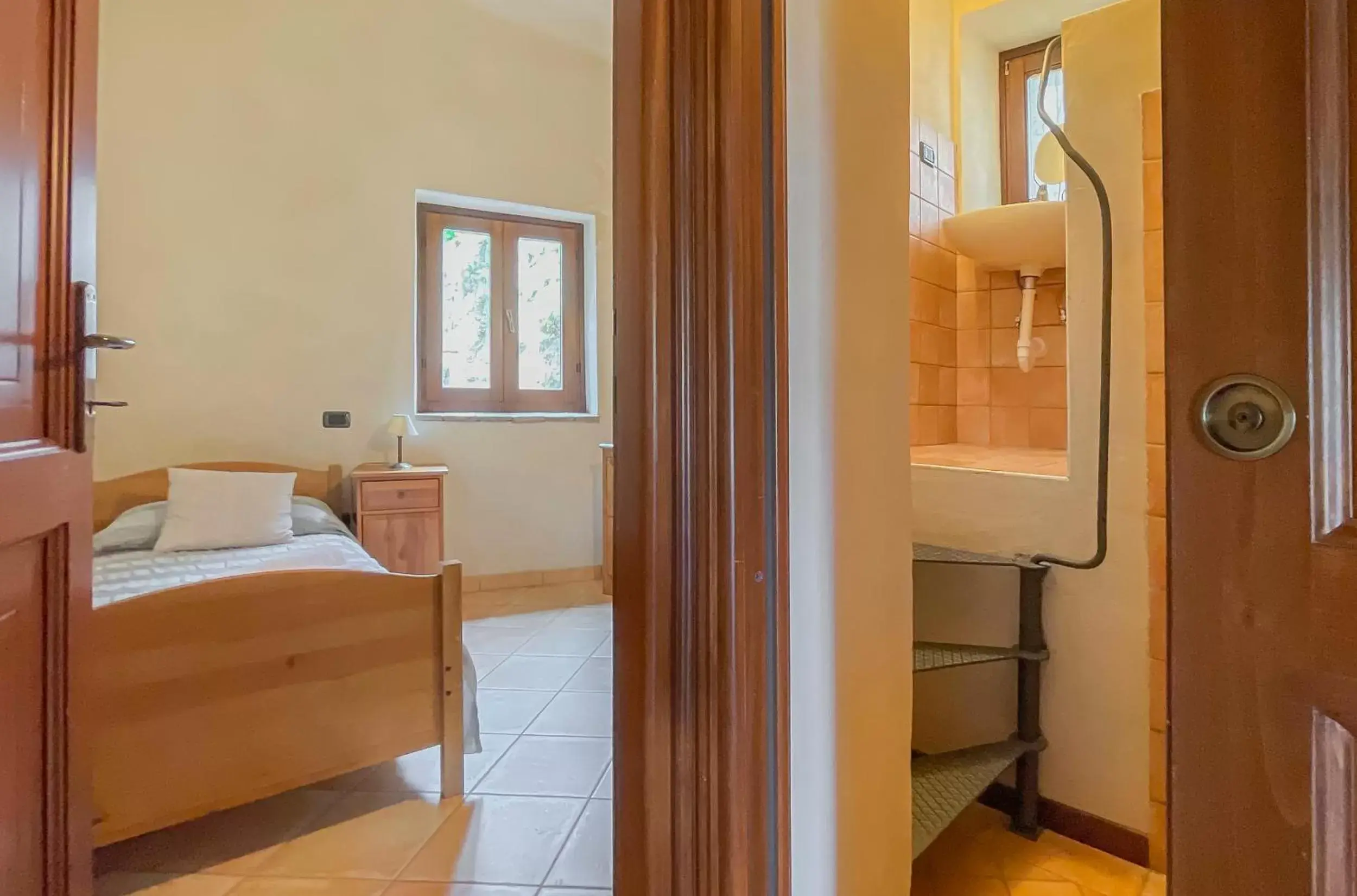 Bed, Bathroom in Borgo San Valentino