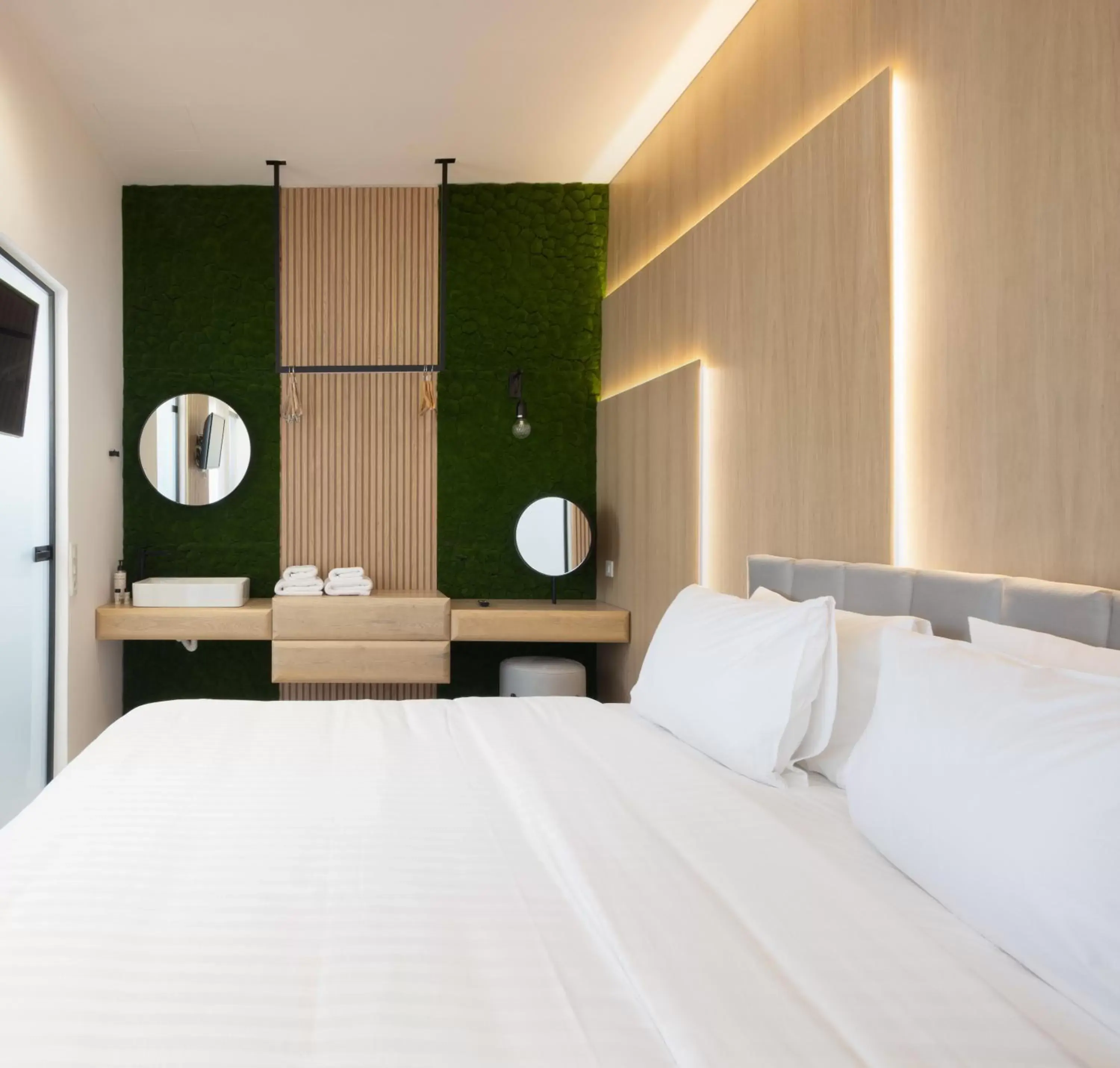 TV and multimedia, Bed in LUX&EASY Athens Metro Suites