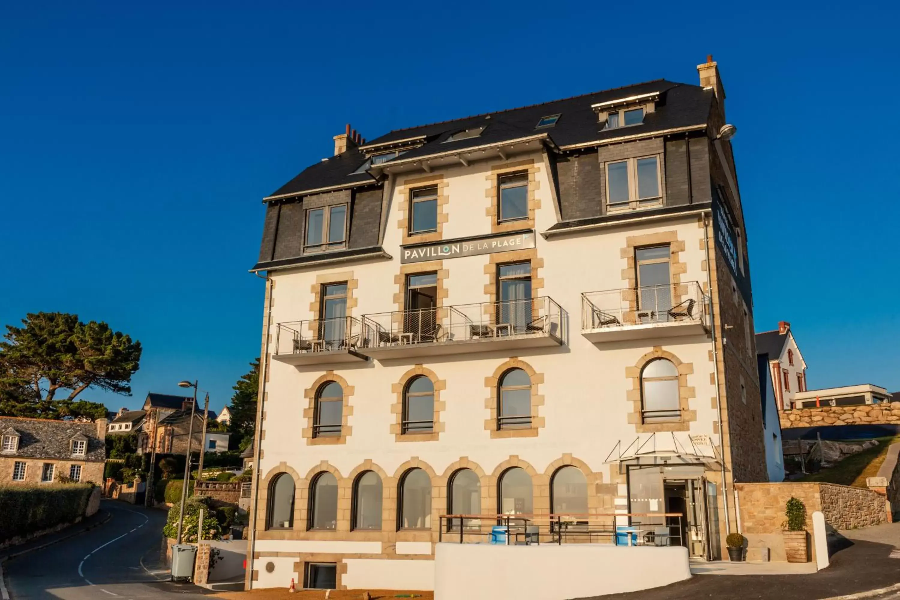 Facade/entrance, Property Building in Pavillon de la plage