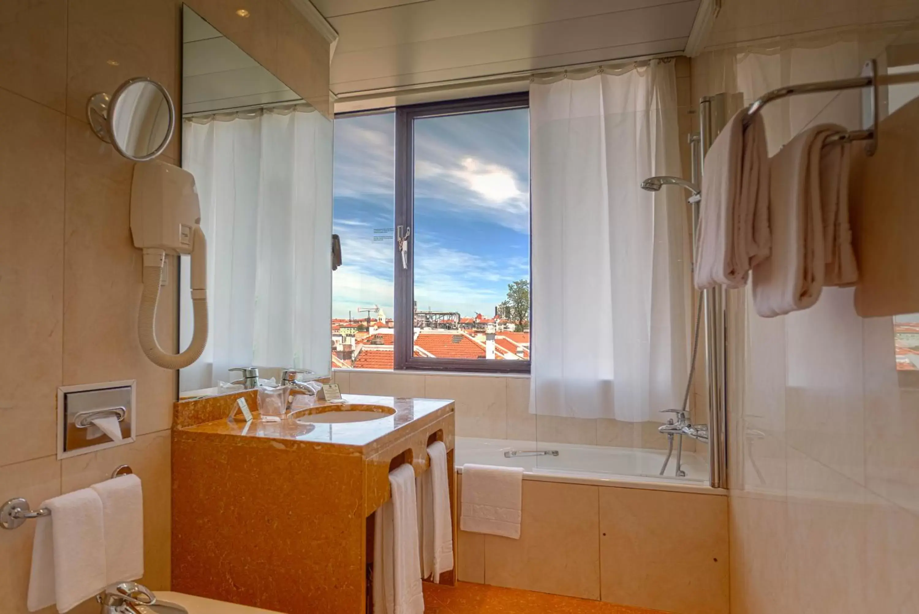Bathroom, Kitchen/Kitchenette in Holiday Inn Lisbon, an IHG Hotel