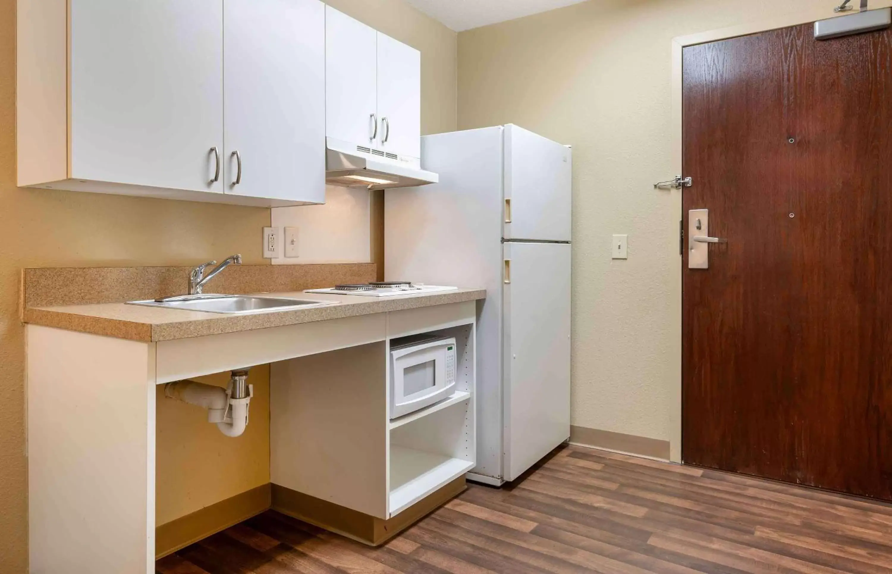 Bedroom, Kitchen/Kitchenette in Extended Stay America Suites - Cincinnati - Florence - Turfway Rd