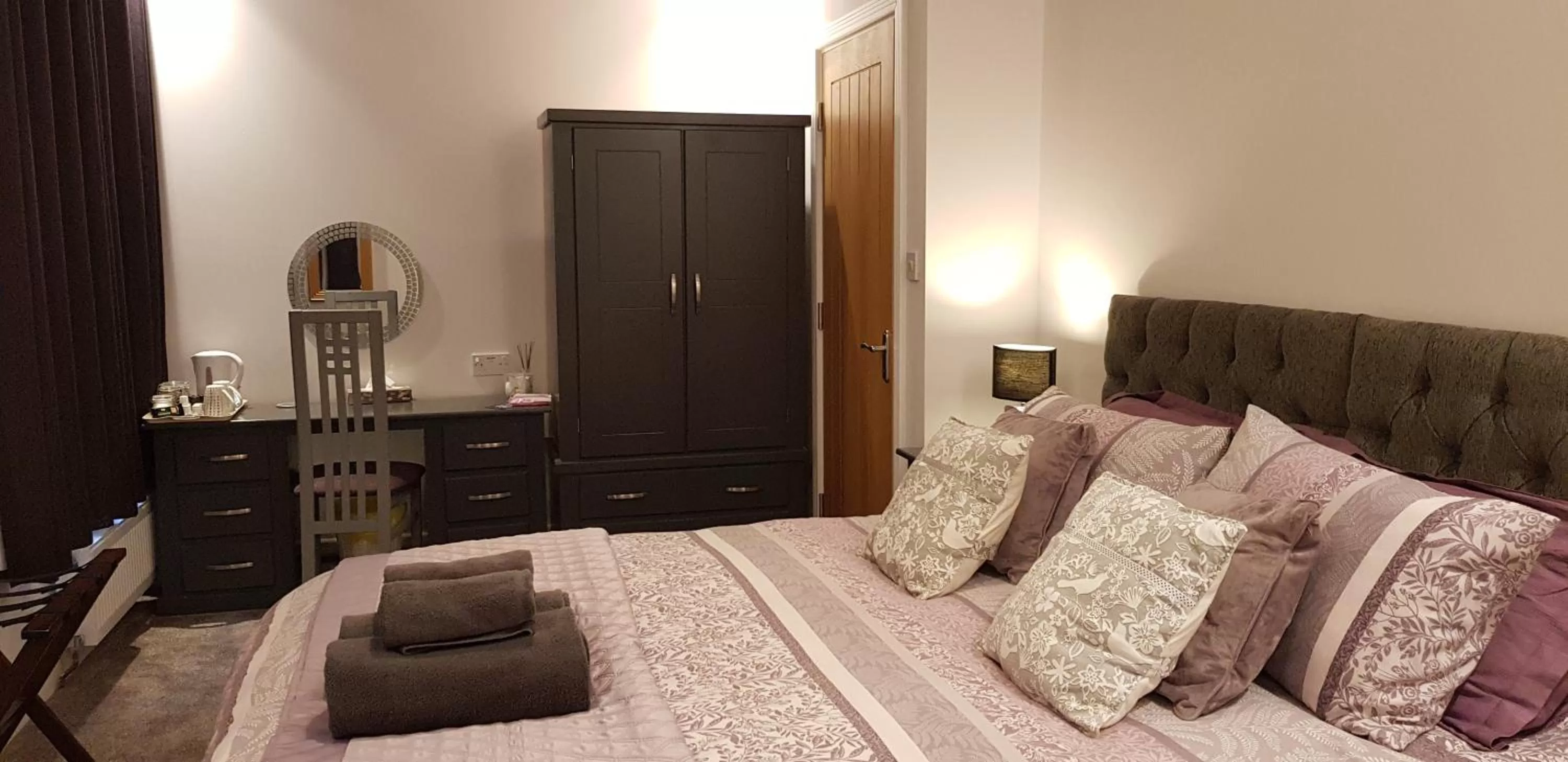 Bedroom, Bed in Saracens House