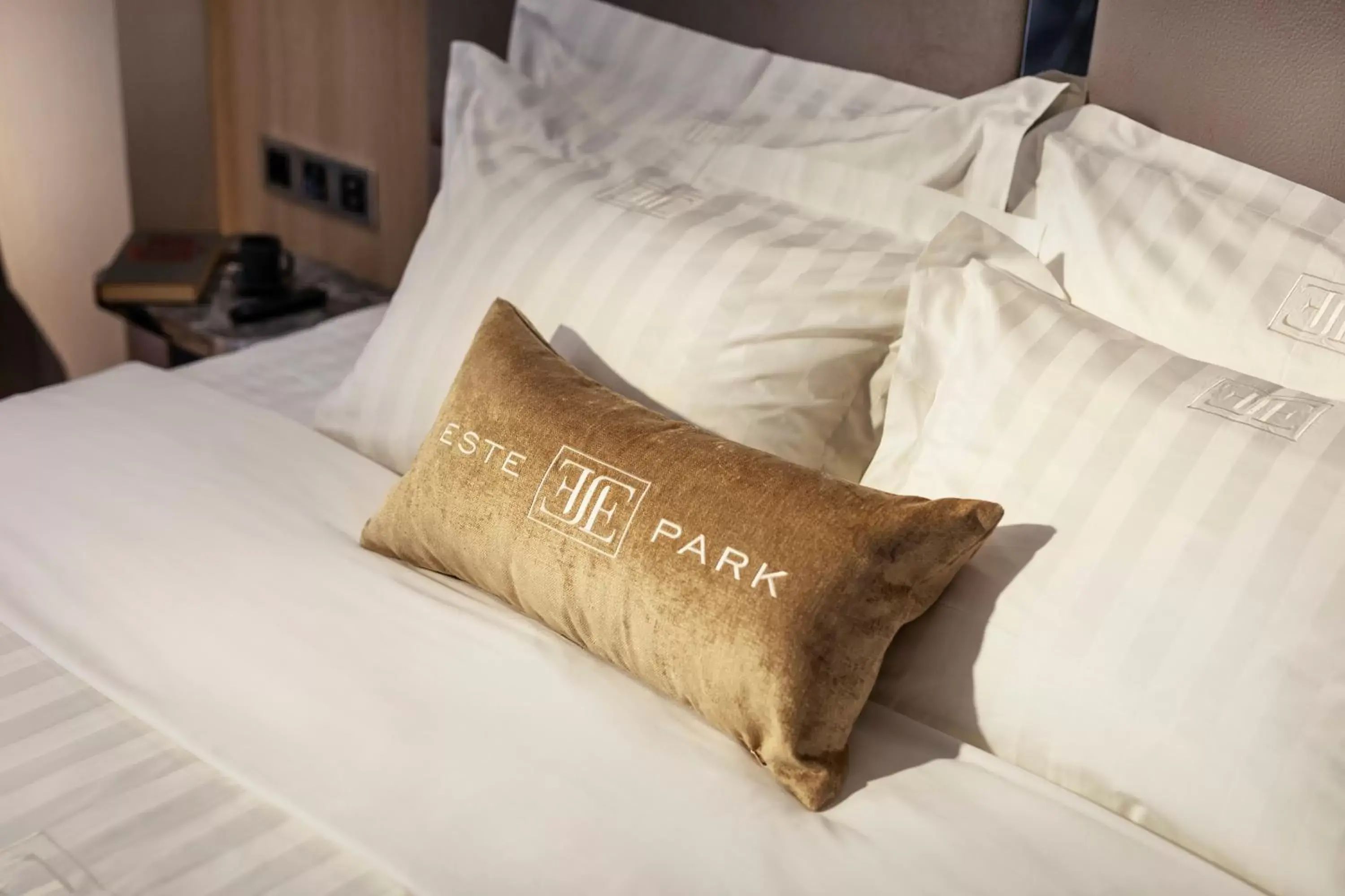 Bed in -- ESTE PARK HOTEL -- part of Urban Chic Luxury Design Hotels - Parking & Compliments - next to Shopping & Dining Mall Plovdiv Bed in -- ESTE PARK HOTEL -- part of Urban Chic Luxury Design Hotels - Parking & Compliments - next to Shopping & Dining Mall Plovdiv