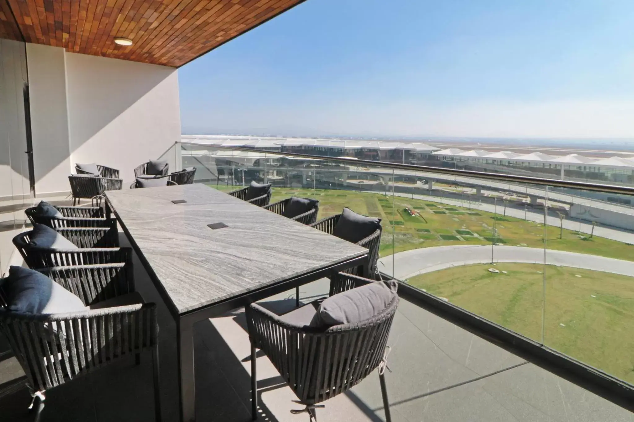 Restaurant/places to eat, Balcony/Terrace in Holiday Inn & Suites - Mexico Felipe Angeles Airport, an IHG Hotel