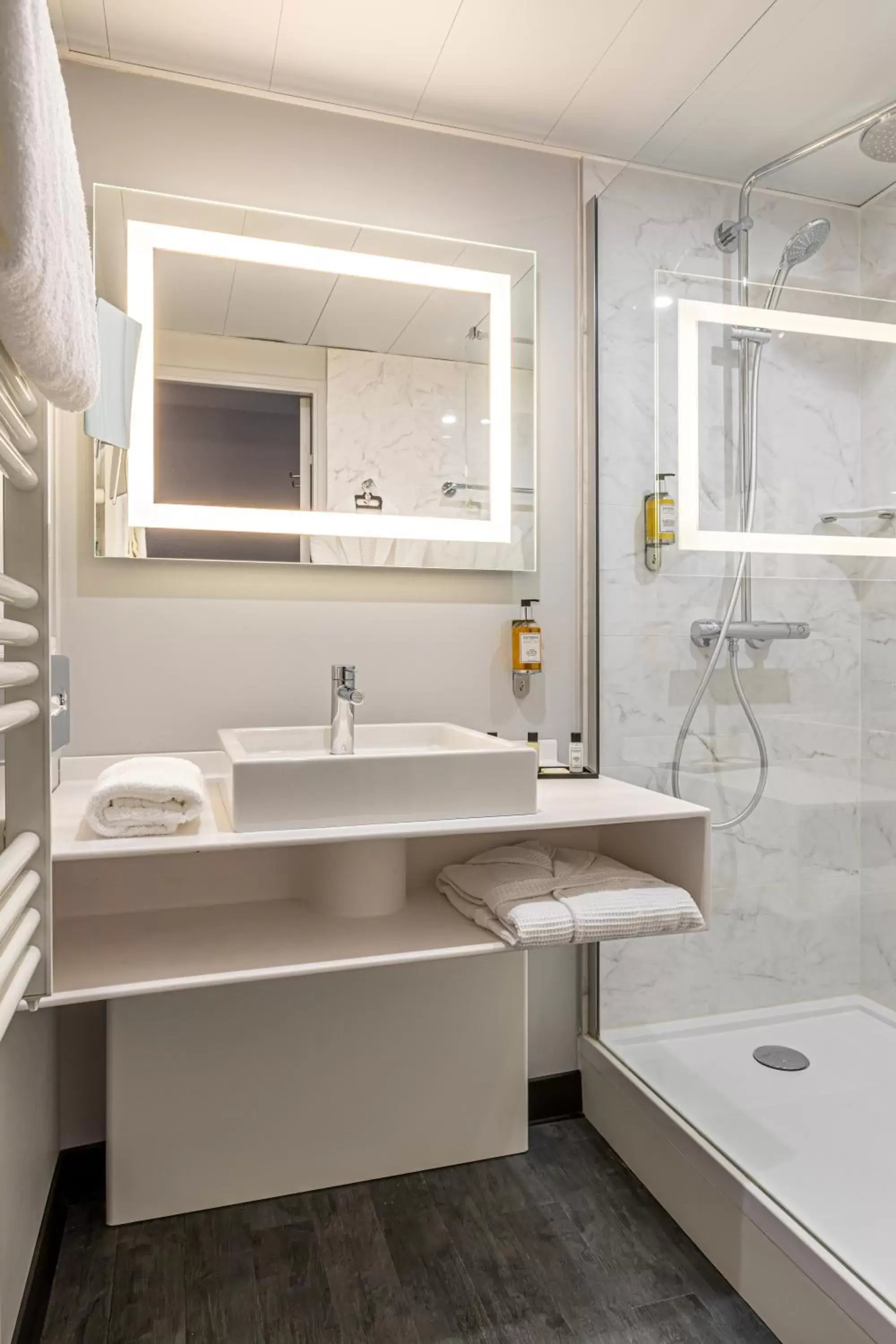 Shower, Bathroom in Hôtel Quorum