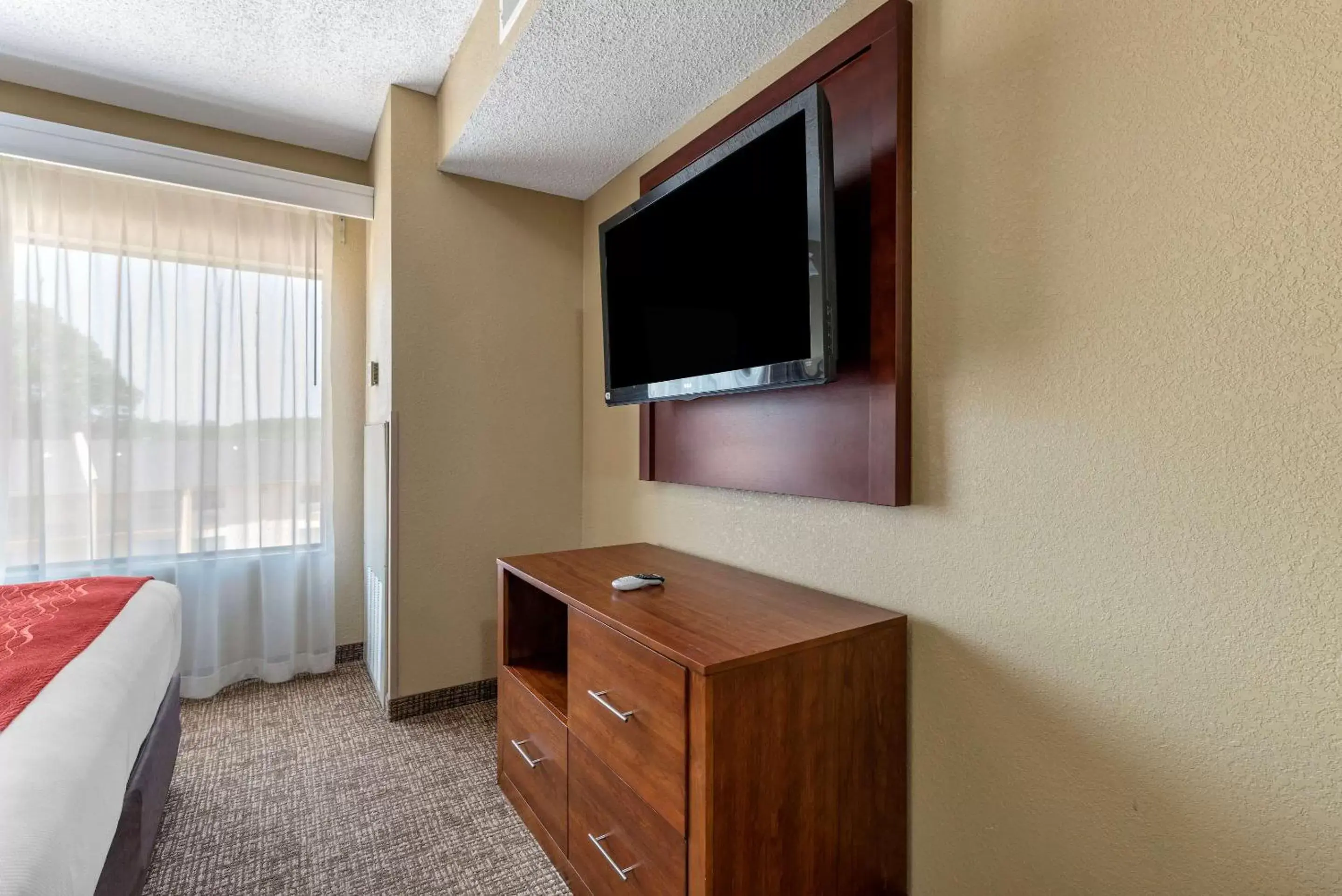 Photo of the whole room, TV/Entertainment Center in Comfort Inn & Suites El Dorado