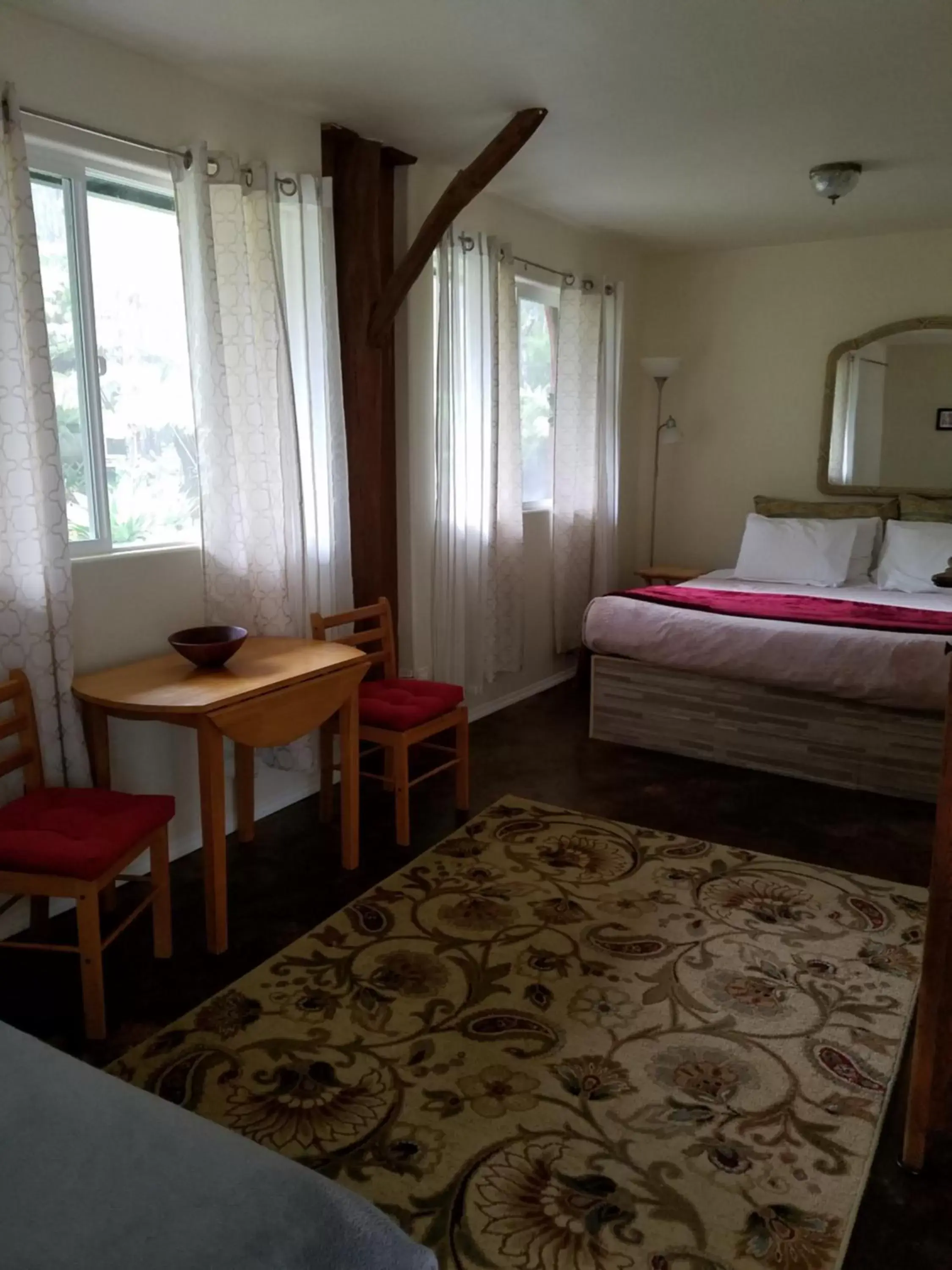 Photo of the whole room, Bed in Aloha Crater Lodge