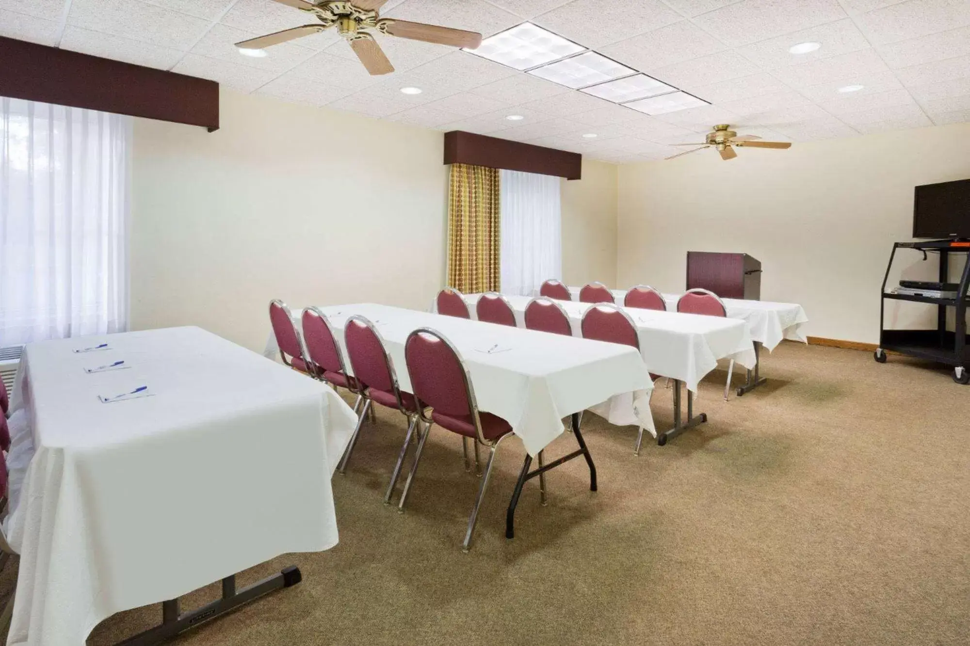 Meeting/conference room in Baymont by Wyndham Rockford