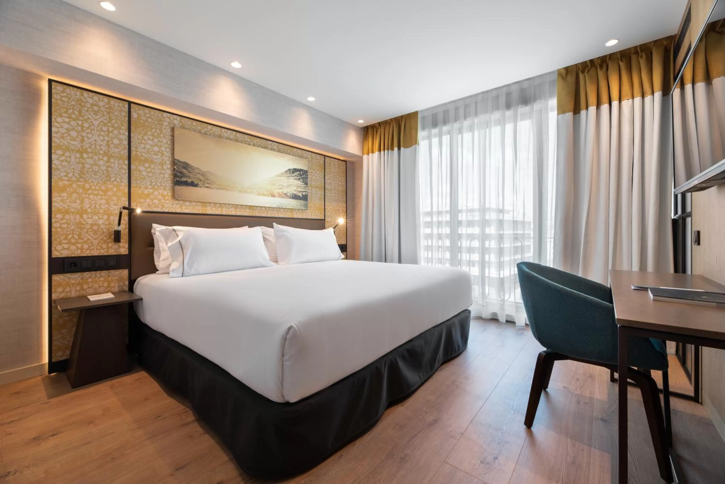 Photo of the whole room, Bed in Eurostars Aliados