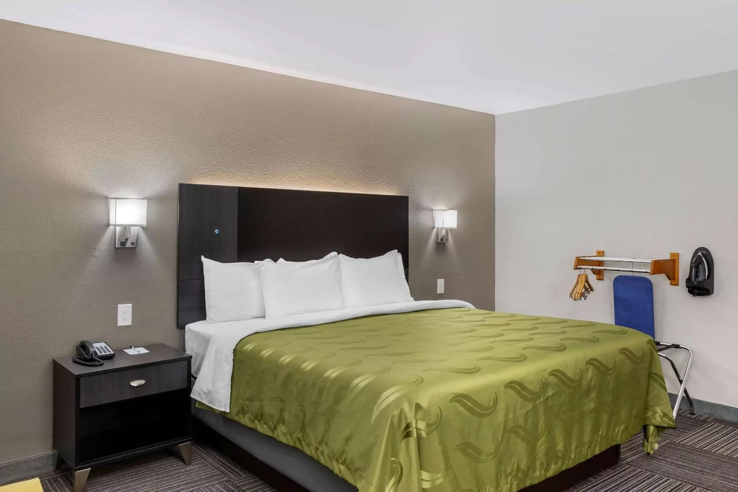 Bedroom, Bed in Quality Inn Kettleman City near Hwy 41