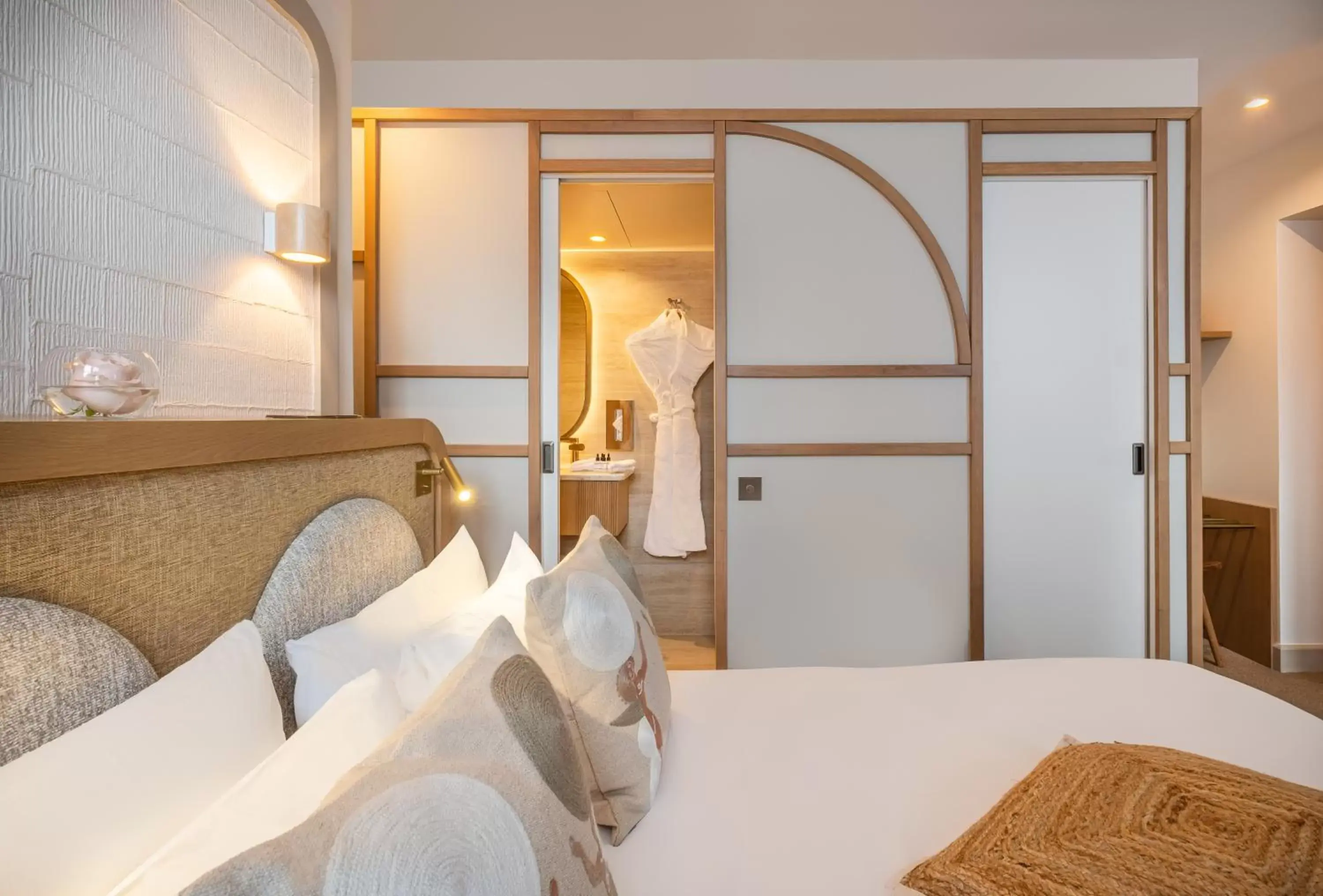 Bedroom, Bed in Hôtel Le Monna Lisa by Inwood Hotels