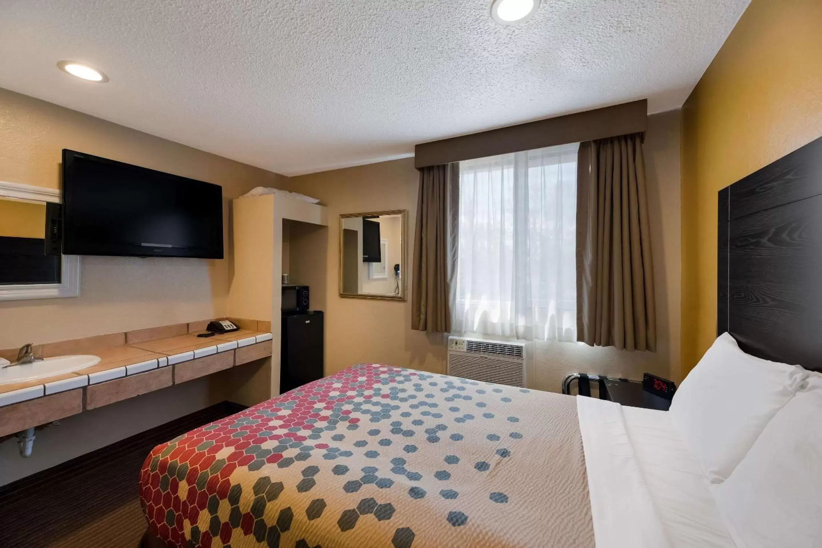 Bedroom, TV/Entertainment Center in Rodeway Inn Flagstaff-Downtown