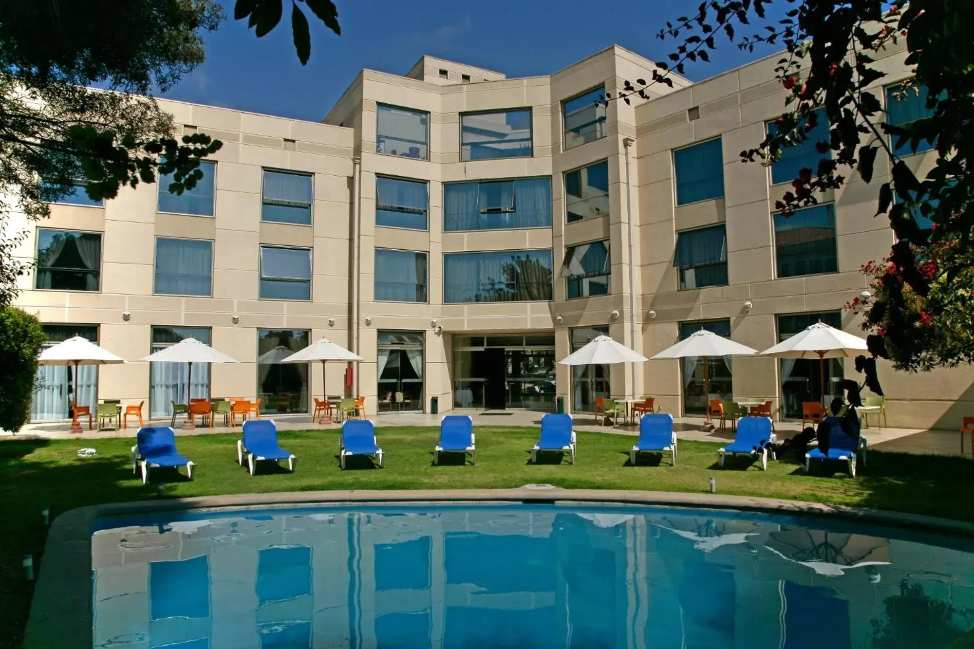 Swimming pool, Property Building in Hotel Costa Real