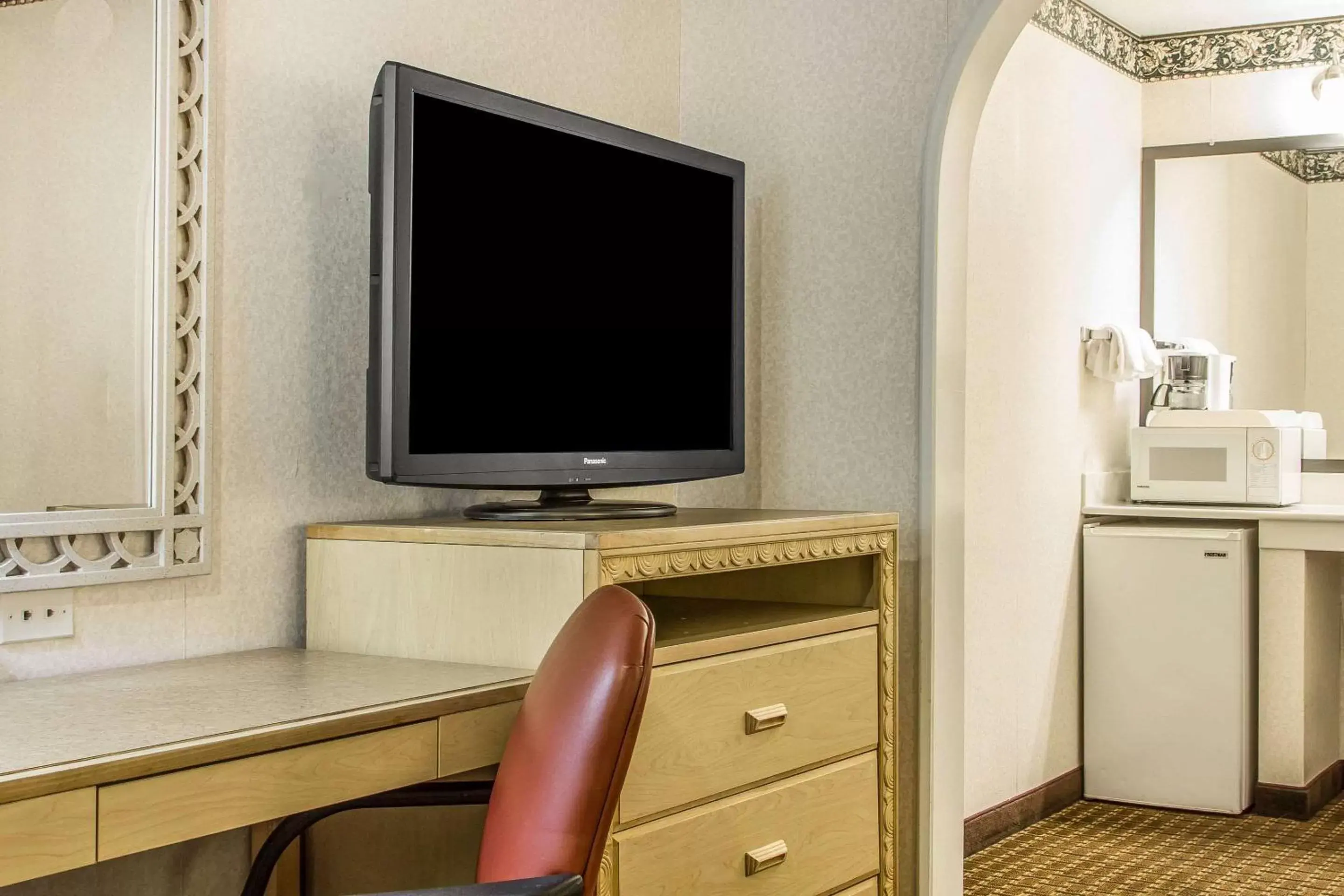 Photo of the whole room, TV/Entertainment Center in Comfort Inn Palo Alto