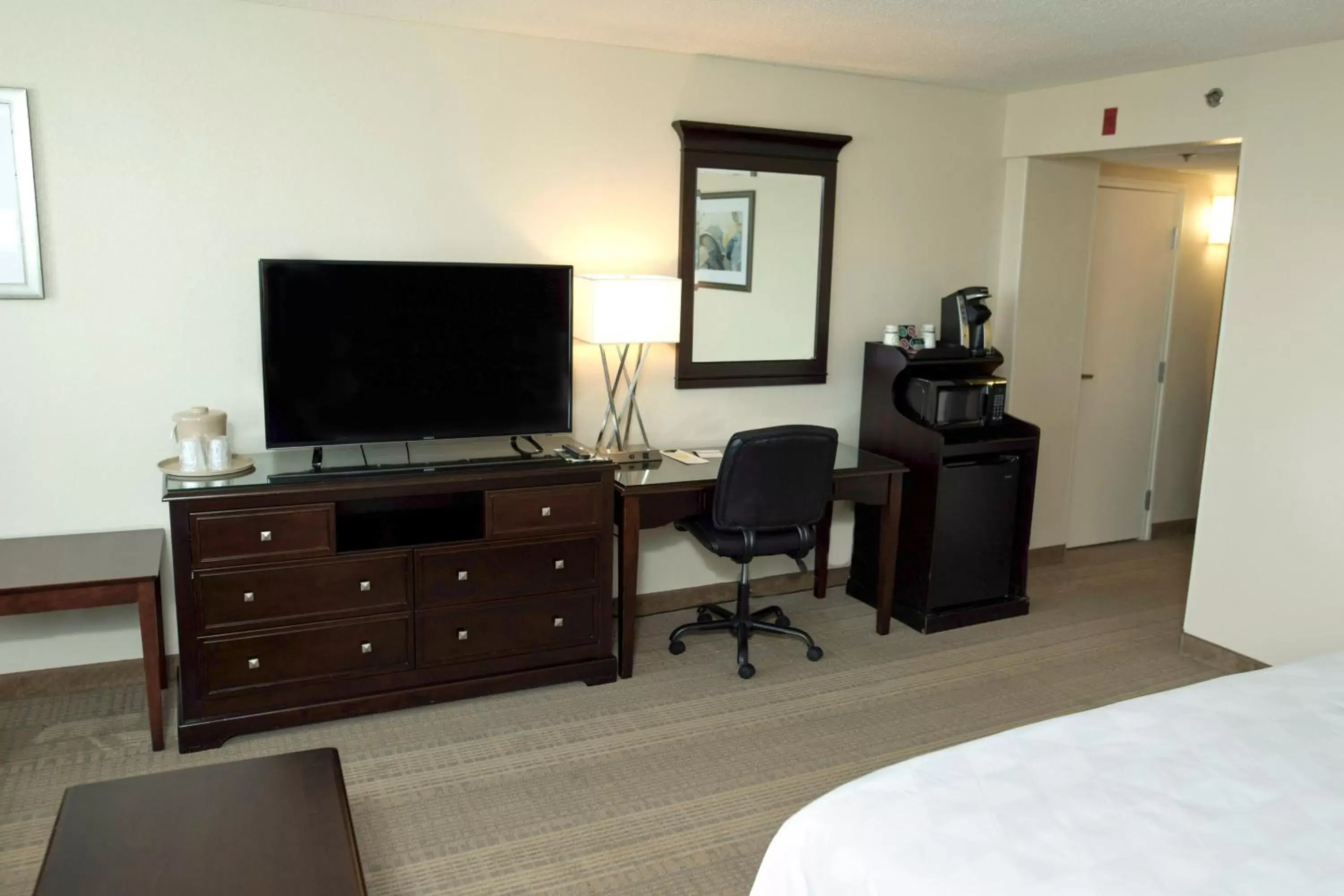 Photo of the whole room, TV/Entertainment Center in Holiday Inn Birmingham-Airport, an IHG Hotel