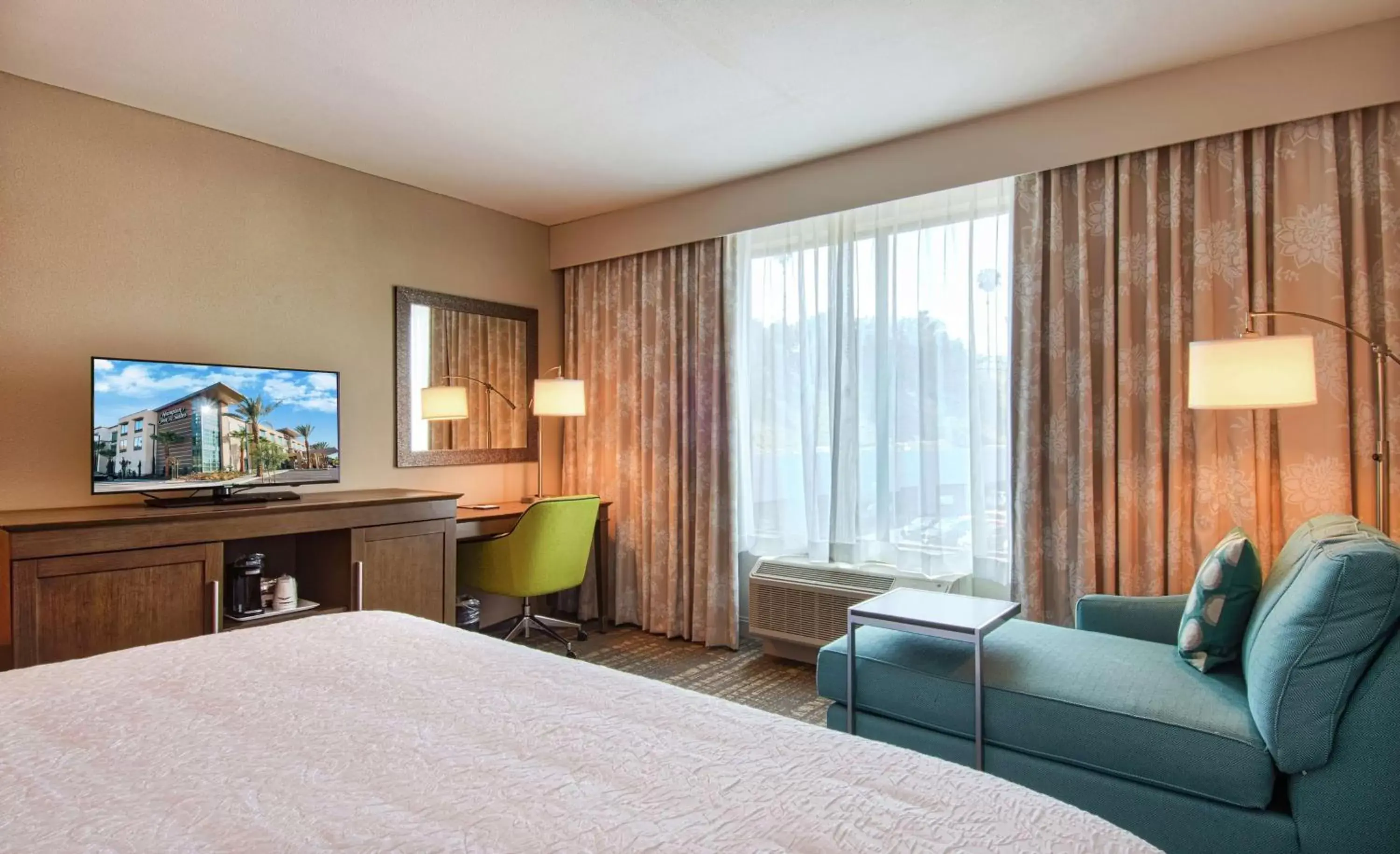 Bedroom, TV/Entertainment Center in Hampton Inn & Suites by Hilton Mission Viejo Laguna San Juan Capistrano