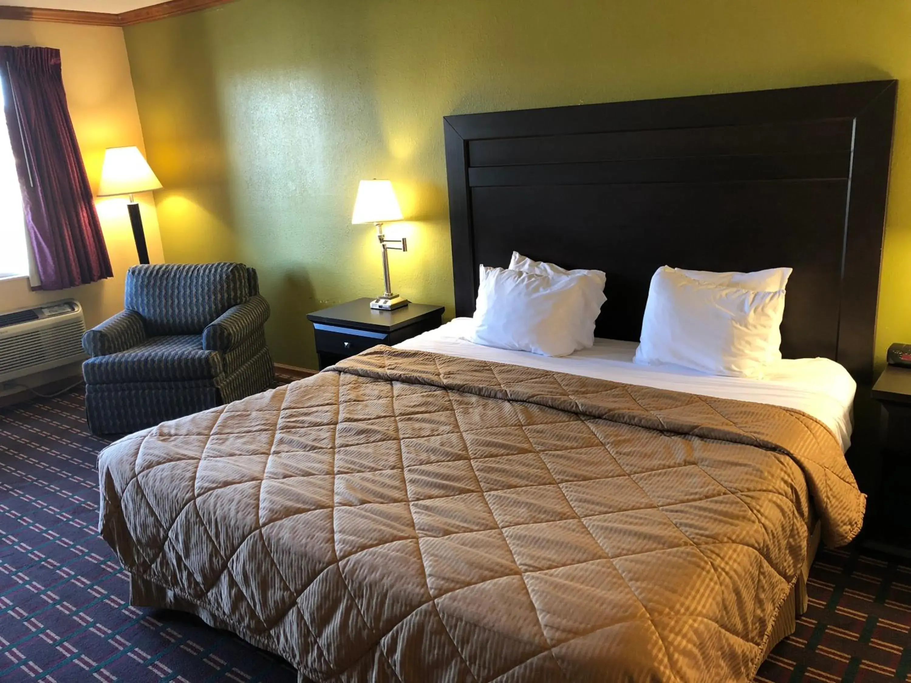 Bed in Americas Best Value Inn Maumee/Toledo