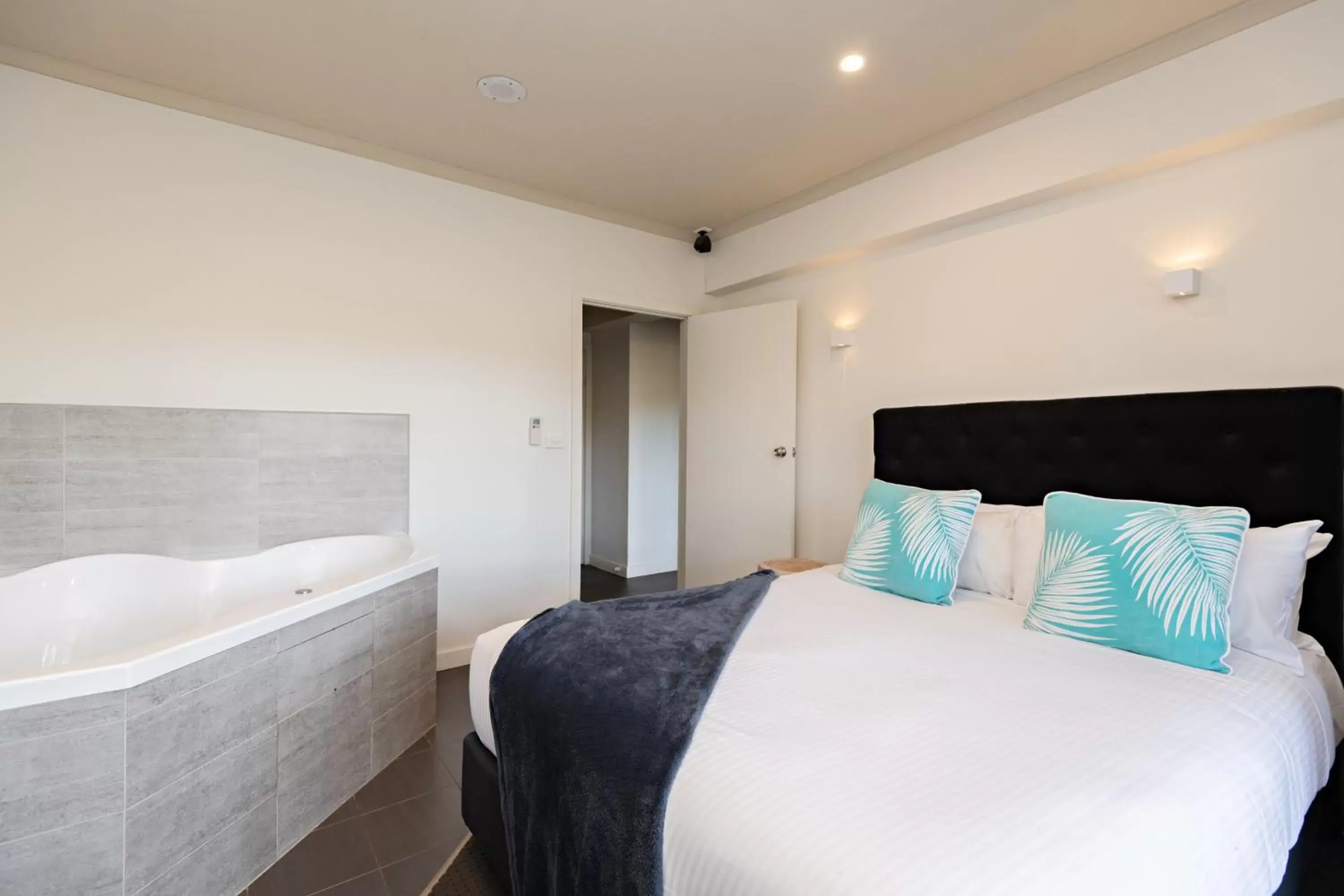 Bed in Lincoln Downs Resort Batemans Bay, Signature Collection by Best Western