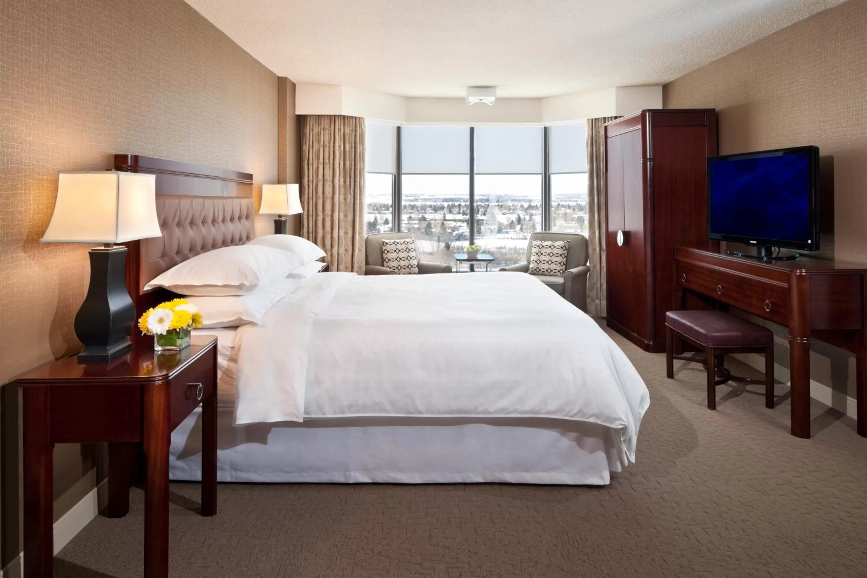 Photo of the whole room, Bed in Red Deer Resort & Casino