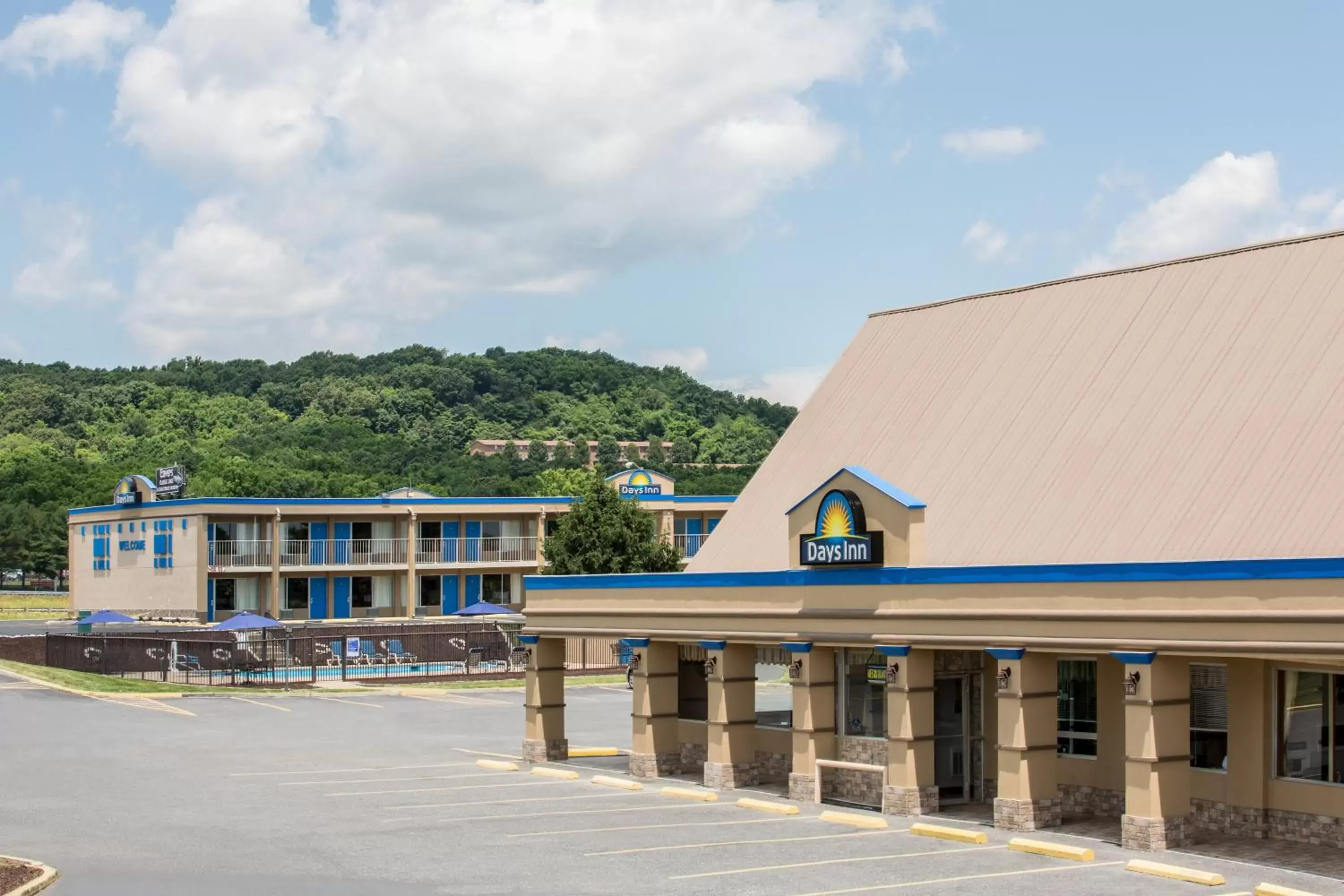 Facade/entrance, Property Building in Days Inn by Wyndham Staunton