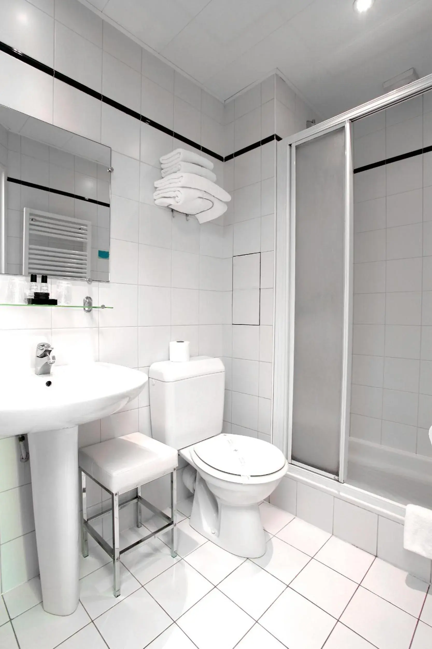 Shower, Bathroom in Montparnasse Daguerre